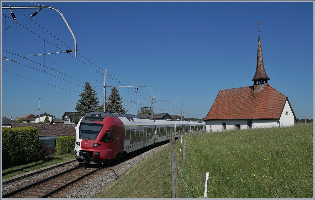 Der TPF RABe 527 192 ist als RE bei Vaulruz nach Bulle unterwegs. 

19. Mai 2020