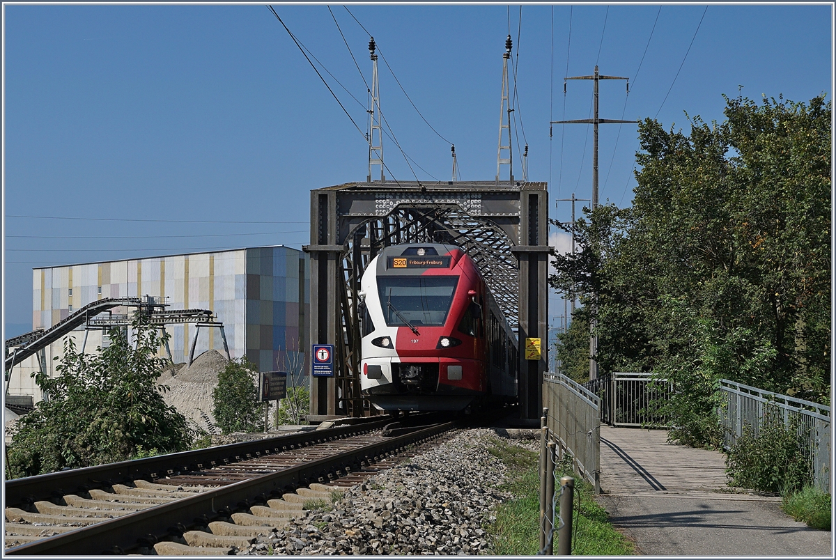 Der TPF RABe 527 197 unterwegs von Neuchâtel nach Fribourg bei der Ziehlbrücke. 


30. Aug. 2019