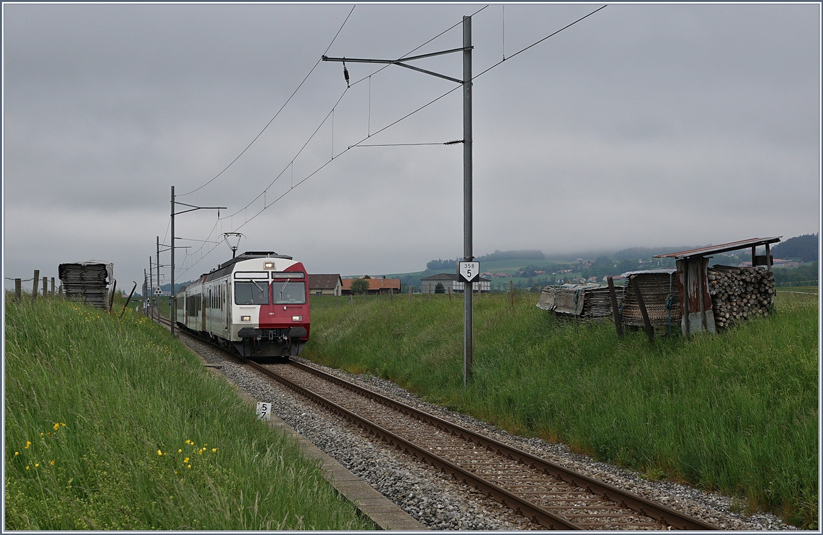 Der TPF RBDe 567 181 Pendelzug ist als RE 4020 ist kurz vor Vaulruz von Fribourg nach Bulle unterwegs. Interessant, wie der Bahndamm als Lagerplatz genutzt wird, was nicht nur praktisch, sondern auch fotogen ist.

12. Mai 2020