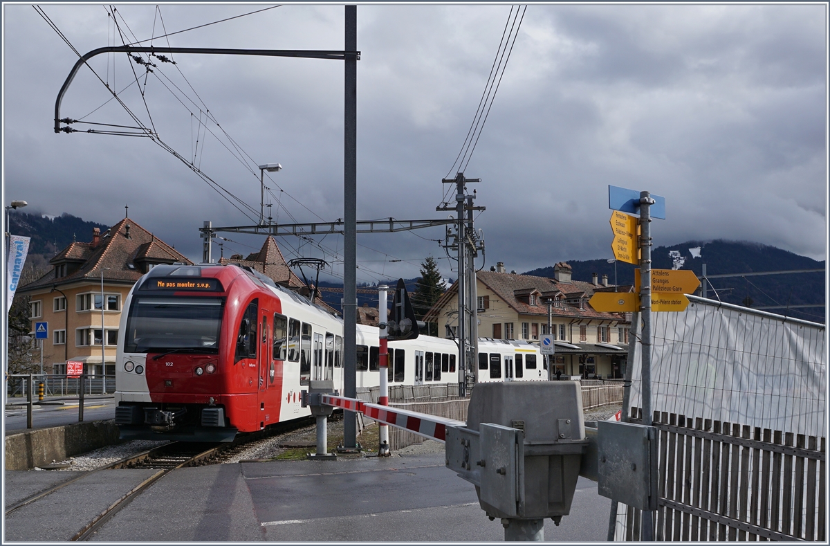 Der TPF Regioanlzug S50 14829 von Montbovon erreicht den Bahnhof von Châtel St-Denis - Endstation. Reisende nach Palézieux müssen in den Bus umsteigen. 


10. März 2019