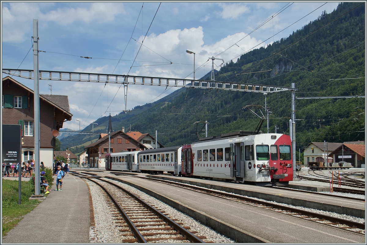 Der TPF Regionalzug (S60) hat sein Ziel erreicht: Montbovon.
Interessanterweise gehört der zwischen Montreux und Zweisimmen gelegene Bahnhof nicht der MOB, sondern der TPF. 
6. August 2015