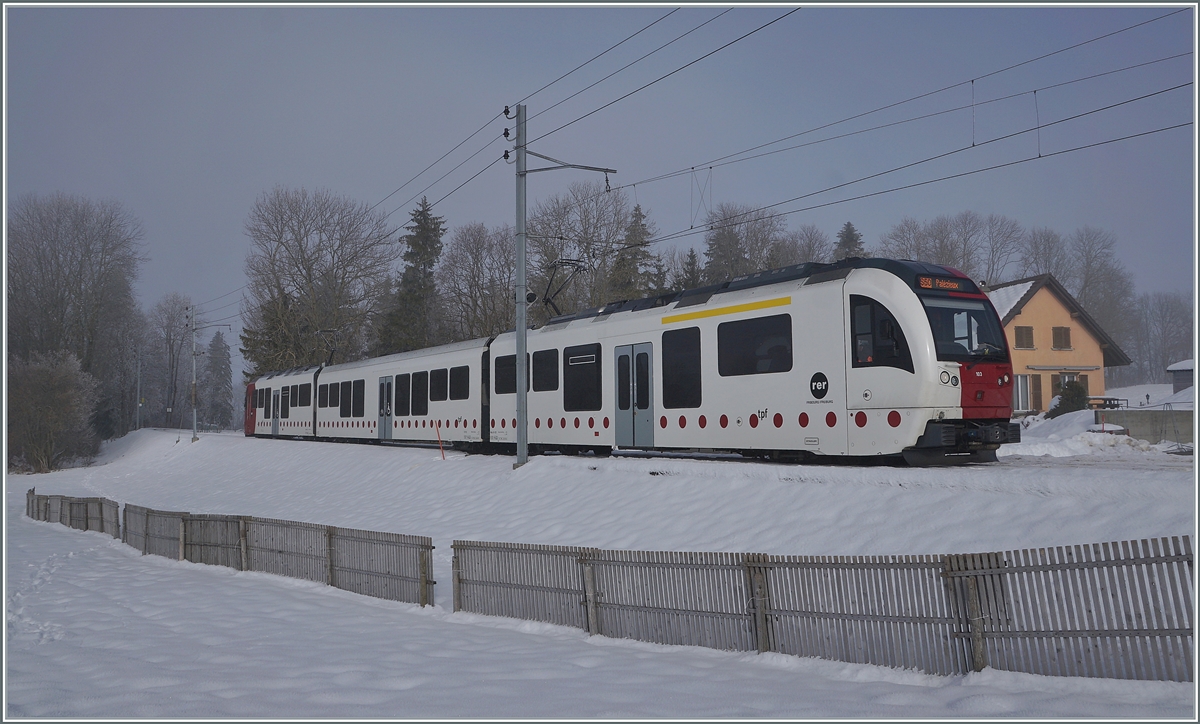 Der TPF SURF ABe 2/4 - B - Be 2/4 103 auf der Fahrt von Bulle nach Palézieuy erreicht  Semsales. 

22. Dez. 2021