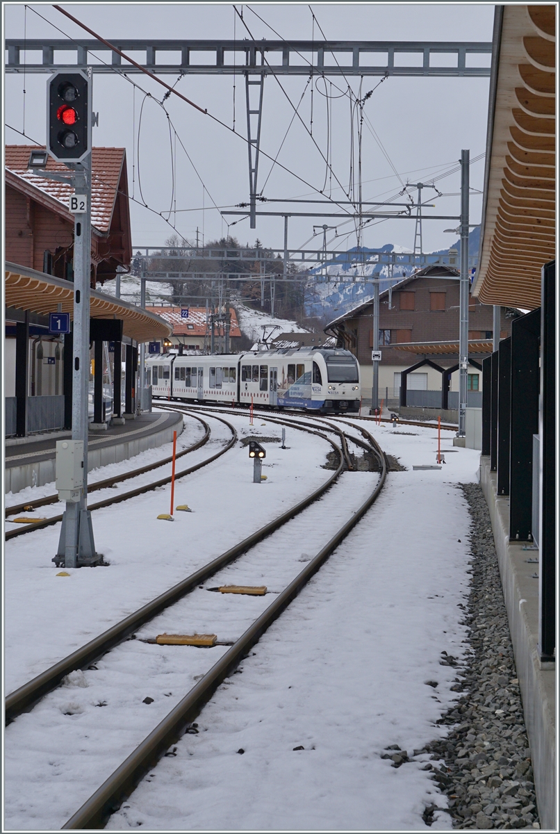 Der TPF SURF Be 2/4 -B - ABe 2/4 106 erreicht den Bahnhof von Montbovon. 

15. Dez. 2022