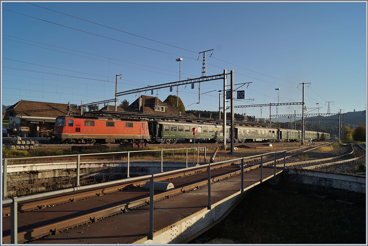 Der  Train Chasse  der L'Association 141 R 568 auf seiner ihrer Herbstrundfahrt  Train von Vallorbe via Lausanne - Lausanne Triage - Biel/Bienne - Lyss - Lausanne zurück nach Lausanne. Der einstündige Halt in Palézieux zum Wasserfassen der Dampflok nötigt die mitgeführte Re 4/4 11357 den Zug auf ein Nebengleis zu manövrieren, da alle Bahnsteiggleise von Regelzügen genutzt wurden. 
 
26. Okt. 2019