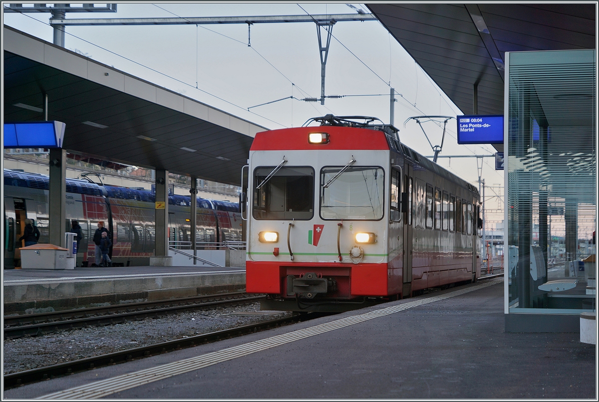 Der transN (ex cmn) BDe 4/4 N° 8 wartet in La Chaux-de-Fonds auf die Abfahrt nach Les Ponts-de-Martel.

3. Feb. 2024