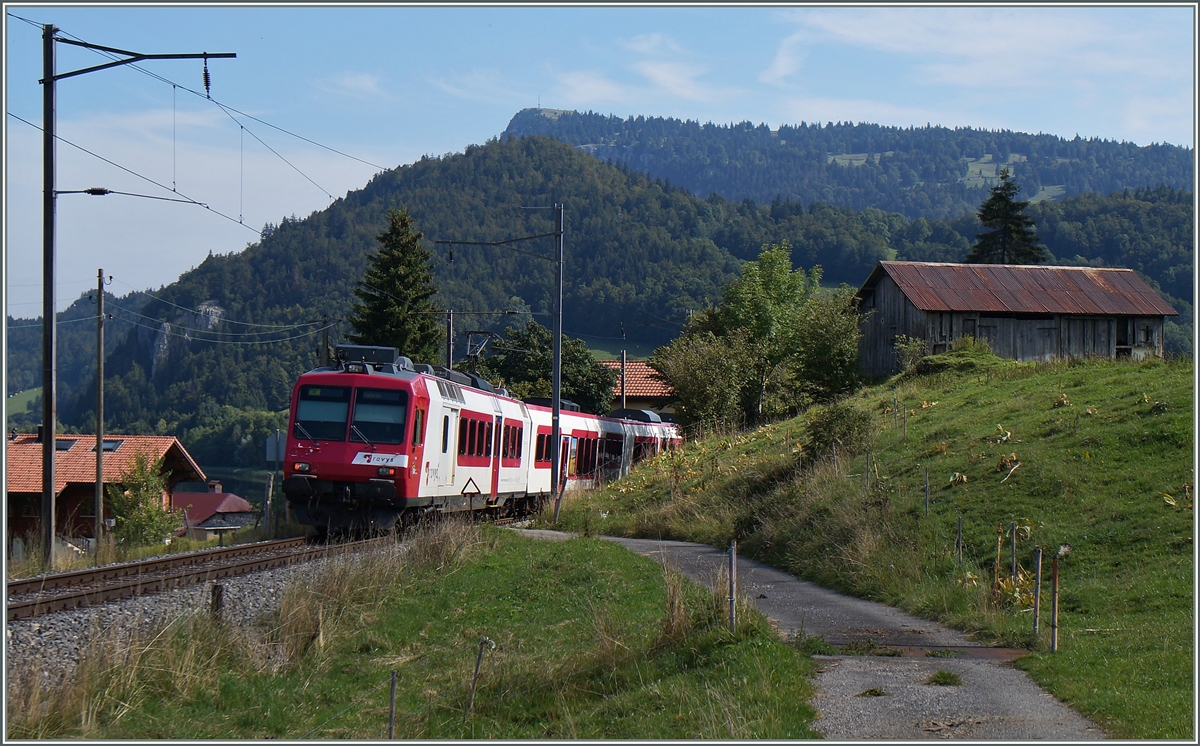 Der Travys (PBr) Regionalzug 4218 von Le Brassus nach Vallorbe erreicht in Kürze den Halt Les Charabonnières. 5. Sept. 2014 