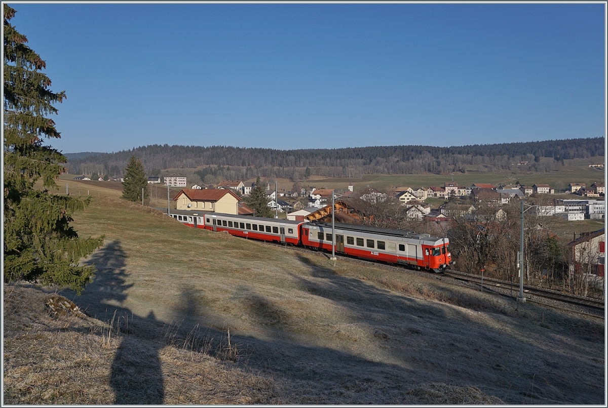 Der TRAVYS Regionalzug 6009, bestehend aus dem TRAVYS RBDe 567 174 (94 85 7567 174-8)  Fleurier , dem B 536 (B 50 85 2035 536-5 CH-TVYS) und der ABt 375 (ABt 50 85 80 33 325-7) in Les Charbnières auf dem Weg nach Le Brassus. 

24. März 2022