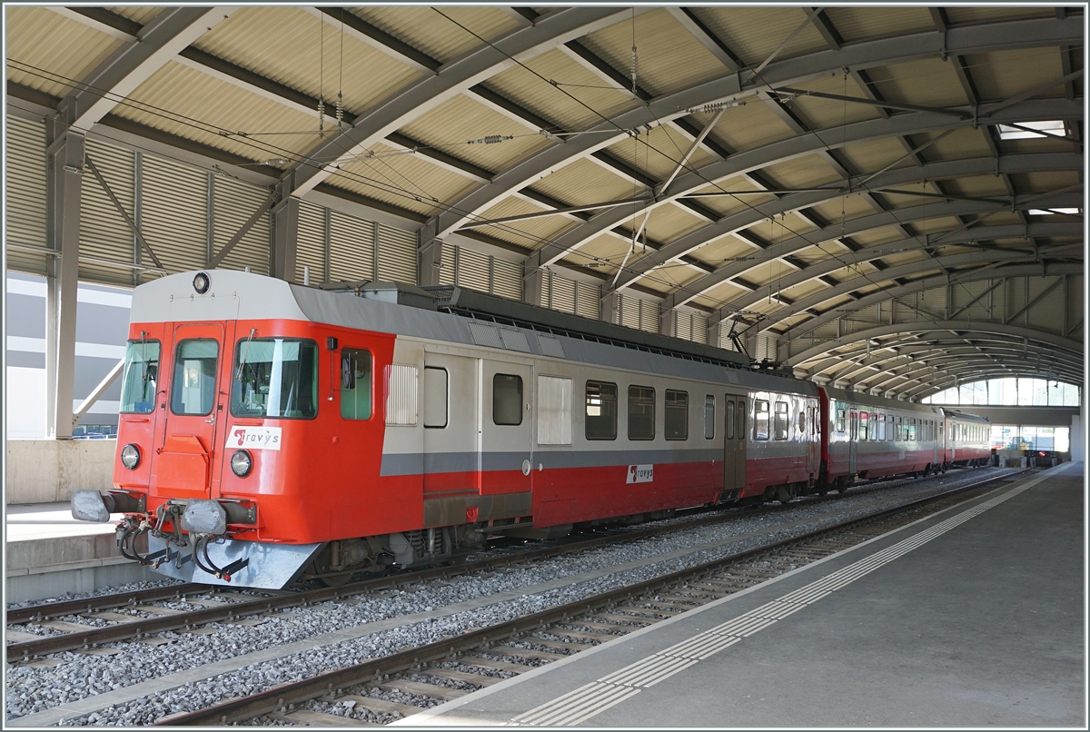 Der TRAVYS Regionalzug bstehend aus dem TRAVYS RBDe 567 174 (94 85 7567 174-8)  Fleurier , dem B 536 (B 50 85 2035 536-5 CH-TVYS) und der ABt 375 (ABt 50 85 80 33 325-7) hat Le Brassus erreicht und wartet nun auf die Rückfahrt am Nachmittag. 

16. Juni 2022
