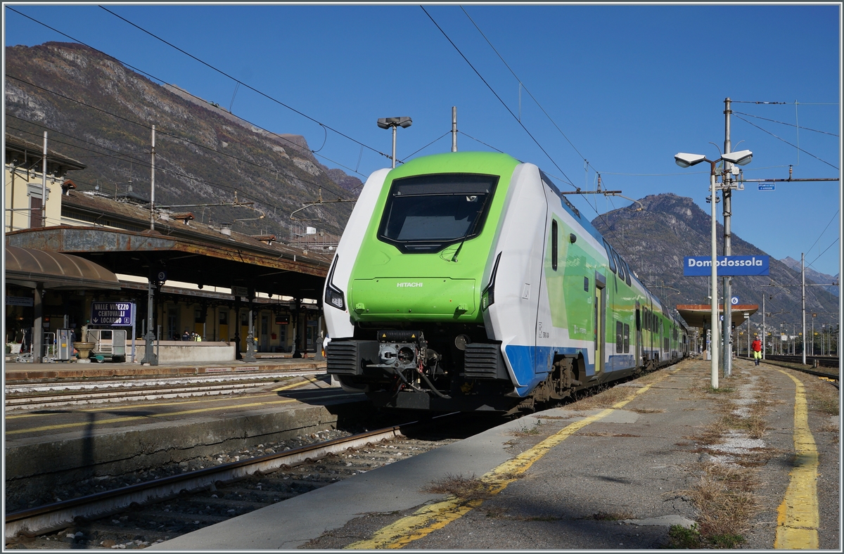 Der Trenord ROCK ETR 421 034 (UIC 94 83 4421 034-2 I-TN) wartet in Domodossola auf die Abfahrt nach Milano Centrale. 

28. Oktober 2021
