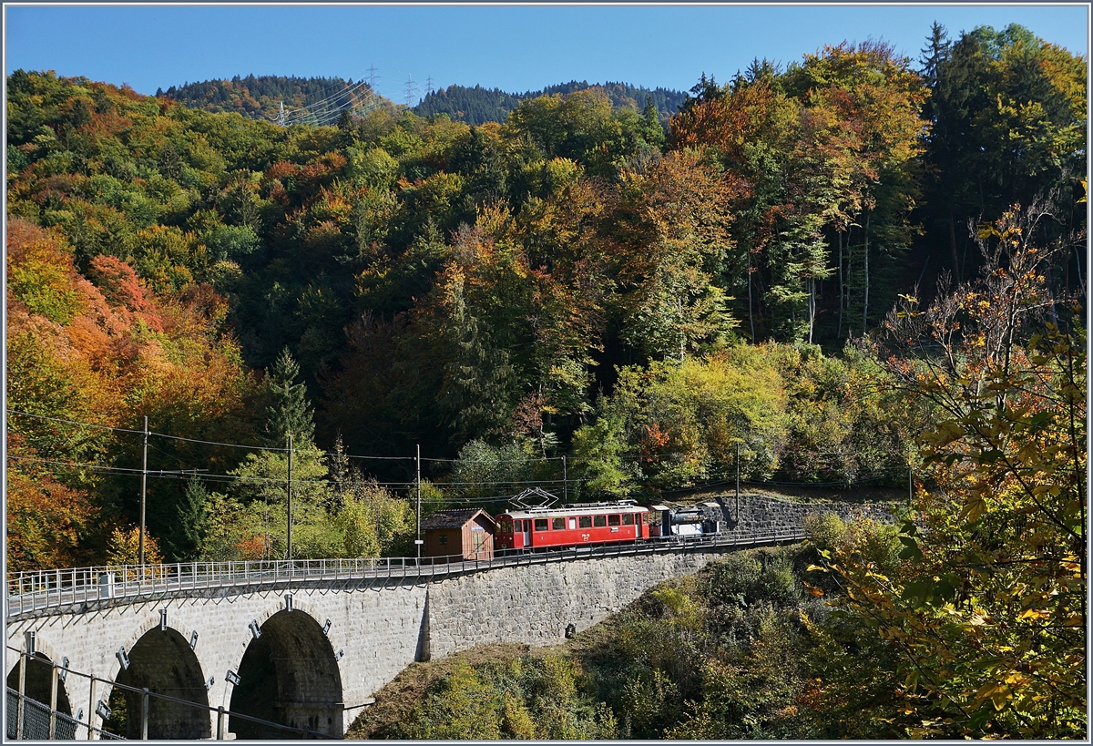 Der trockene Sommer nötigte die Blonay-Chamby Bahn auch im Herbst noch, zu ihren Dampfzüen eine  Löschzug  zu führen. 

Bei  Vers-chez-Robert  am 14. Okt. 2018