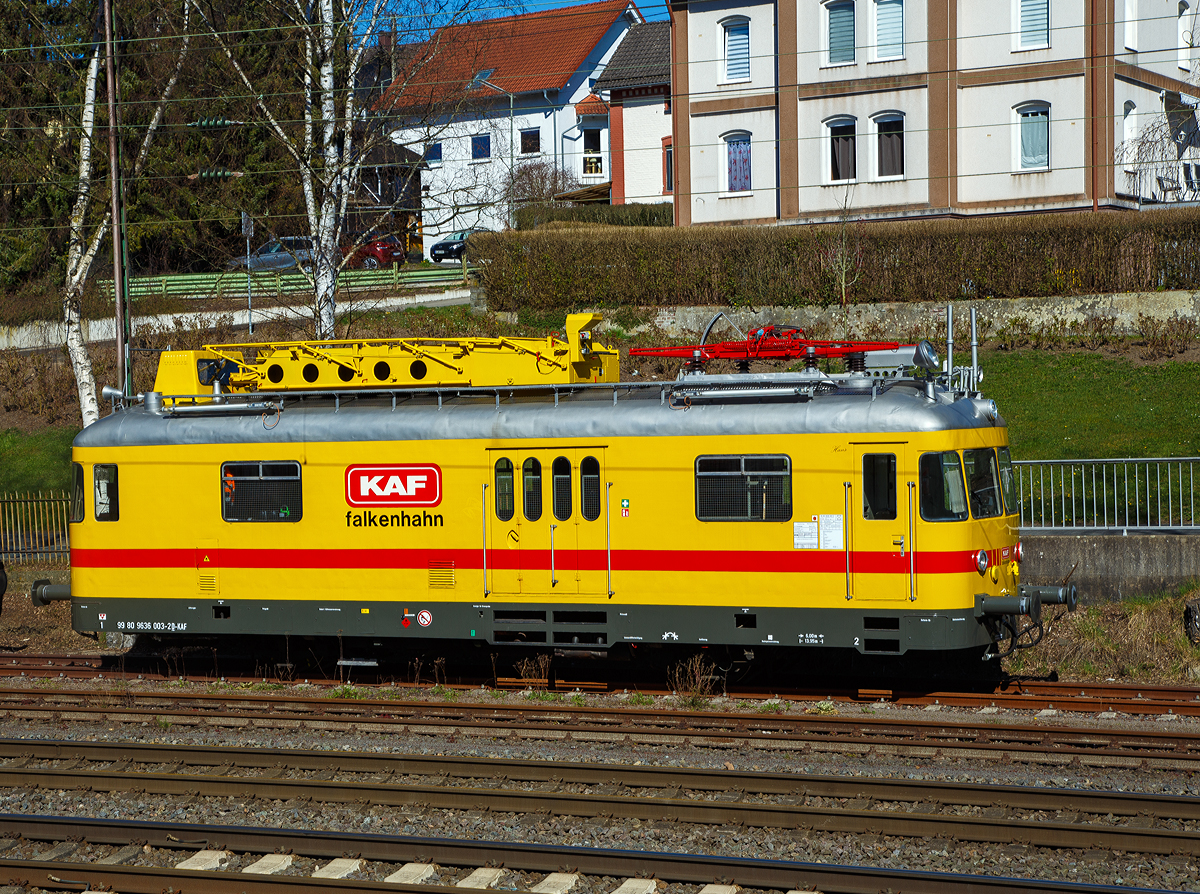 
Der Turmtriebwagen 99 80 9636 003 2 D-KAF  Hans  der KAF SigBahnTec GmbH (Kreuztal), ex TVT 701 089-5 der VEB (Vulkan-Eifel-Bahn Betriebsgesellschaft mbH), ex DB 701 089-5, ex Deutsche Bahn Nürnberg 6319, ist am 04.04.2020 in Kreuztal abgestellt.

Der Turmtriebwagen (TVT) wurde 1963 bei WMD (Waggon- und Maschinenbau GmbH) in Donauwörth unter der Fabriknummer 1504 gebaut. Bei der DB war er in Ansbach und Nürnberg beheimatet. Nach der Ausmusterung 2004 kam er 2008 zur VEB - Vulkan-Eifel-Bahn in Gerolstein, wo er für die Instandhaltungsarbeiten auf der Eifelquerbahn eingesetzt. Nach einer umfassenden Instandsetzung und Neulackierung durch die Werkstatt der VEB erfolgte am 20.01.2020 die Übergabe an den neuen Eigentümer KAF Falkenhahn.

Die Turmtriebwagen der DB-Baureihen 701 sind eine Serie von Bahndienstfahrzeugen der Deutschen Bundesbahn, die Fahrzeuge aus den erfolgreich produzierten Uerdinger Schienenbussen abgeleitet nicht zuletzt um die Ersatzteilhaltung zu vereinfachen. 

In den 1950er Jahren wurde das Netz der Deutschen Bundesbahn zunehmend elektrifiziert. Damit entstand ein Bedarf an Fahrzeugen zur Installation und Instandhaltung der Fahrleitung. Deshalb beschaffte die Deutsche Bundesbahn insgesamt 167 überwiegend zweimotorige moderne Wartungsfahrzeuge für diesen Zweck. Der VT 55 (ab 1968 Baureihe 701) entstand auf Basis des Schienenbusses VT 98 (ab 1968 Baureihe 798). Hersteller war die Waggon- und Maschinenbau GmbH in Donauwörth.

Zwischen den Führerständen befindet sich ein 26 m² großer Aufenthaltsraum mit einer Werkstatt. Dort sind Regale, eine Werkbank sowie eine Sitz- und Waschgelegenheit montiert, auch der Zugang zur Kanzel zur Beobachtung der Fahrleitung befindet sich dort. Die einzige Änderung des Wagenkastens im Vergleich zur BR 798 ist die Erhöhung des Daches.

Auf dem Dach befindet sich ein Stromabnehmer zur Erdung und Prüfung der Fahrleitung. Das Dach wird fast vollständig von einer hydraulisch heb- und schwenkbaren Arbeitsbühne bedeckt. Die Arbeitsbühne kann mit bis zu 300 Kilogramm beladen werden. Auch eine Beobachtungskanzel und Suchscheinwerfer wurden auf dem Dach angebracht.

TECHNISCHE DATEN:
Achsformel: AA
Spurweite: 1.435 mm (Normalspur)
Länge über Puffer: 13.950 mm
Achsabstand: 6.000 mm
Dienstgewicht: 24,6 t
Motor: 6-ZylinderUnterflur 4-Takt-Dieselmotor
Motorleistung  2 x 110 kW (150 PS) bei 1.900 U/min
Höchstgeschwindigkeit: 90 km/h
Kupplungstyp: Schraubenkupplung

Spätere Umbauten:
Einige 701 der DB Netz Instandhaltung wurden später zu Oberleitungsmesswagen (Diagnose VT) umgerüstet und tragen statt der Arbeitsbühne einen zweiten Stromabnehmer auf dem Dach. Sie werden zur Inspektion der Oberleitung eingesetzt, sollen aber aufgrund der geringen Höchstgeschwindigkeit von 90 km/h zeitnah ausgemustert werden.
