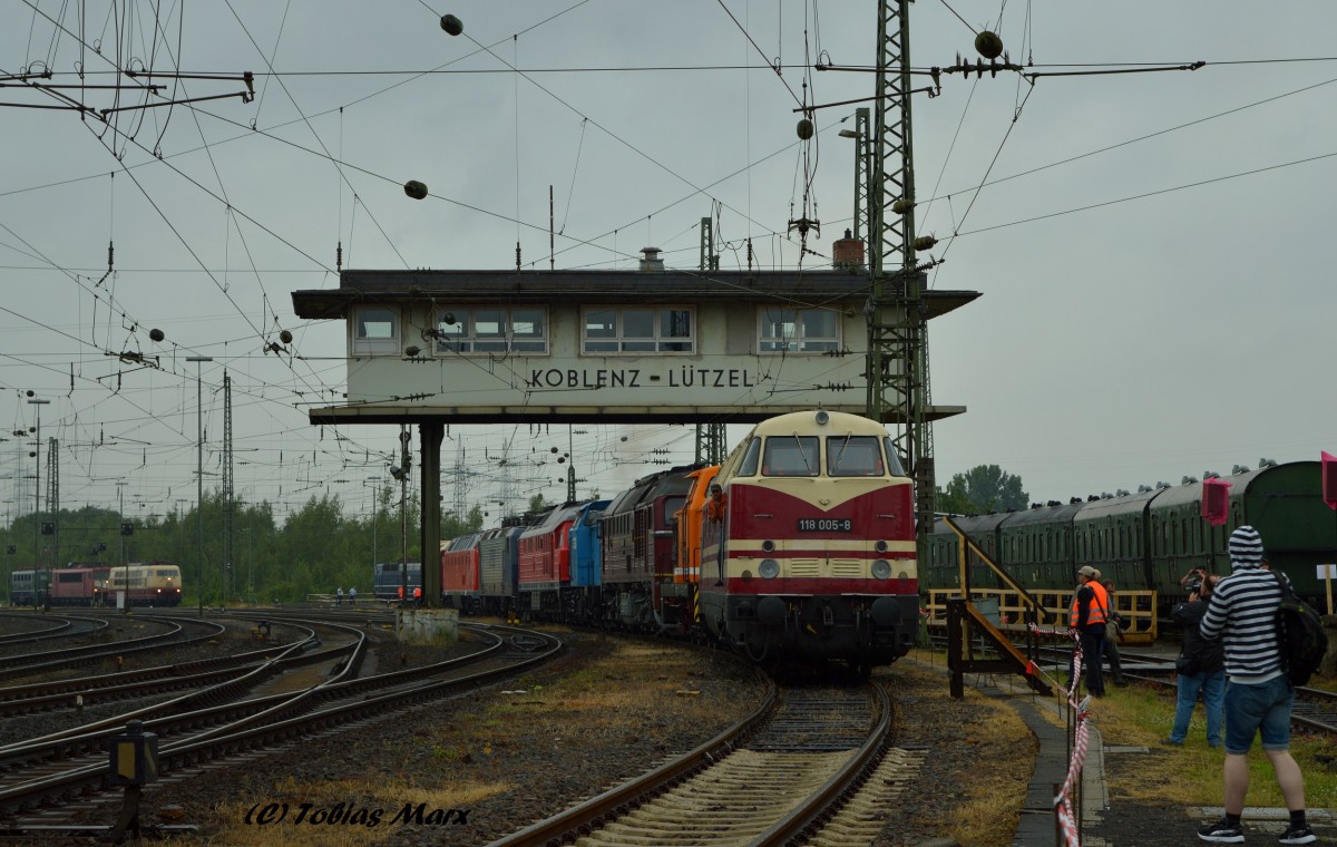 Der �berf�hrungszug aus Th�ringen bestand aus 118 005, V60 1100, 120 274, 202 563. Dahinter hingen noch eine BR 232, 143 048 (RBH) und die beiden weiteren Loks aus Th�ringen 219 084 und 107 018. Hier zusehen beim Sommerfest in Koblenz am 13.06.2015