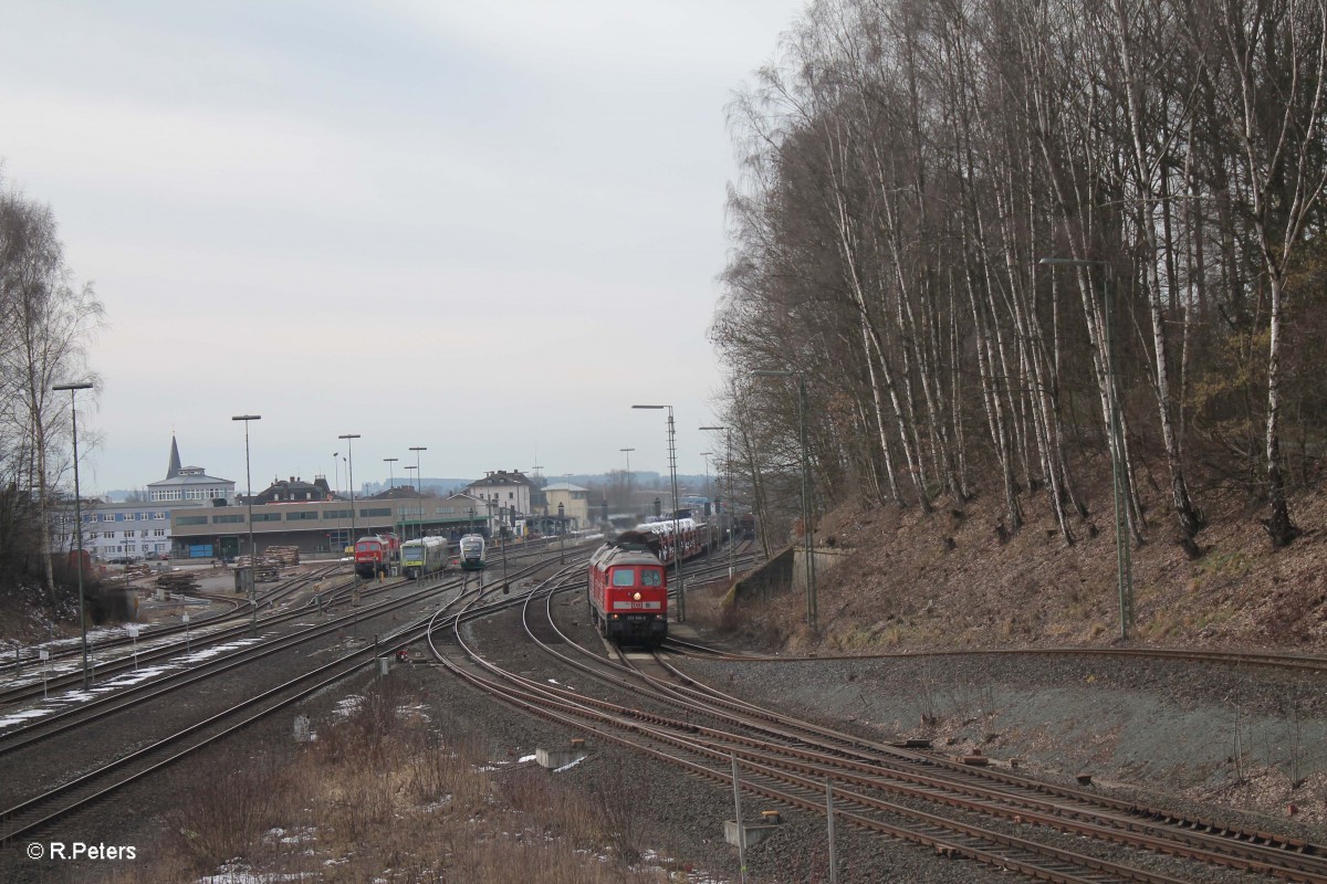 Der verspätete 51714 Nürnberg - Seddin, gezogen von 233 306 + defekter 233 233 beim durchfahren von Marktredwitz. 05.03.16