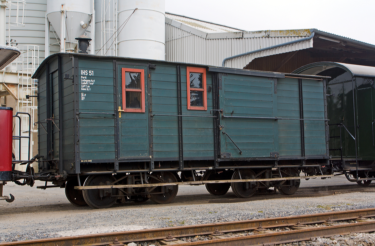 Der vierachsige 1.000 mm Schmalspur Drehgestell-Gepckwagen der IHS 51 der Interessengemeinschaft Historischer Schienenverkehr e. V. (Selfkantbahn) am 31.03.2013 im Bf Gillrath.

Der vierachsige Packwagen der Gattung Pw4i wurde 1901 von dem Stahlbahnwerke Freudenstein & Co. Akt.-Ges. in Berlin-Tempelhof fr die Sylter Inselbahn, als Gepck- und Postwagen PwPost4i 51gebaut, wo er bis 1970 war. Die Sylter Inselbahn, im Volksmund auch Rasende Emma genannt, war eine Schmalspurbahn mit 1.000 mm Spurweite, die zwischen 1888 und 1970 auf der nordfriesischen Insel Sylt in Betrieb war. Seit 1973 ist er bei der Selfkantbahn.

TECHNISCHE DATEN:
Spurweite: 1.000 mm (Meterspur)
Achsanzahl: 4
Gattung: Pw4i
Baujahr: 1901
Lnge ber Puffer: 7.100 mm
Breite 2.640 mm
Hhe 2.930 mm
Drehzapfenabstand: 3.400 mm
Achsabstand im Drehgestell: 1.300 mm
Gewicht: 6.200 kg
Ladegewicht: 4,0 t
Ladeflche: 7,0 m
Heizung: Ofen, zustzlich Dampfleitung fr Zugheizung
Bremse: K-P / Handspindel im Packabteil

