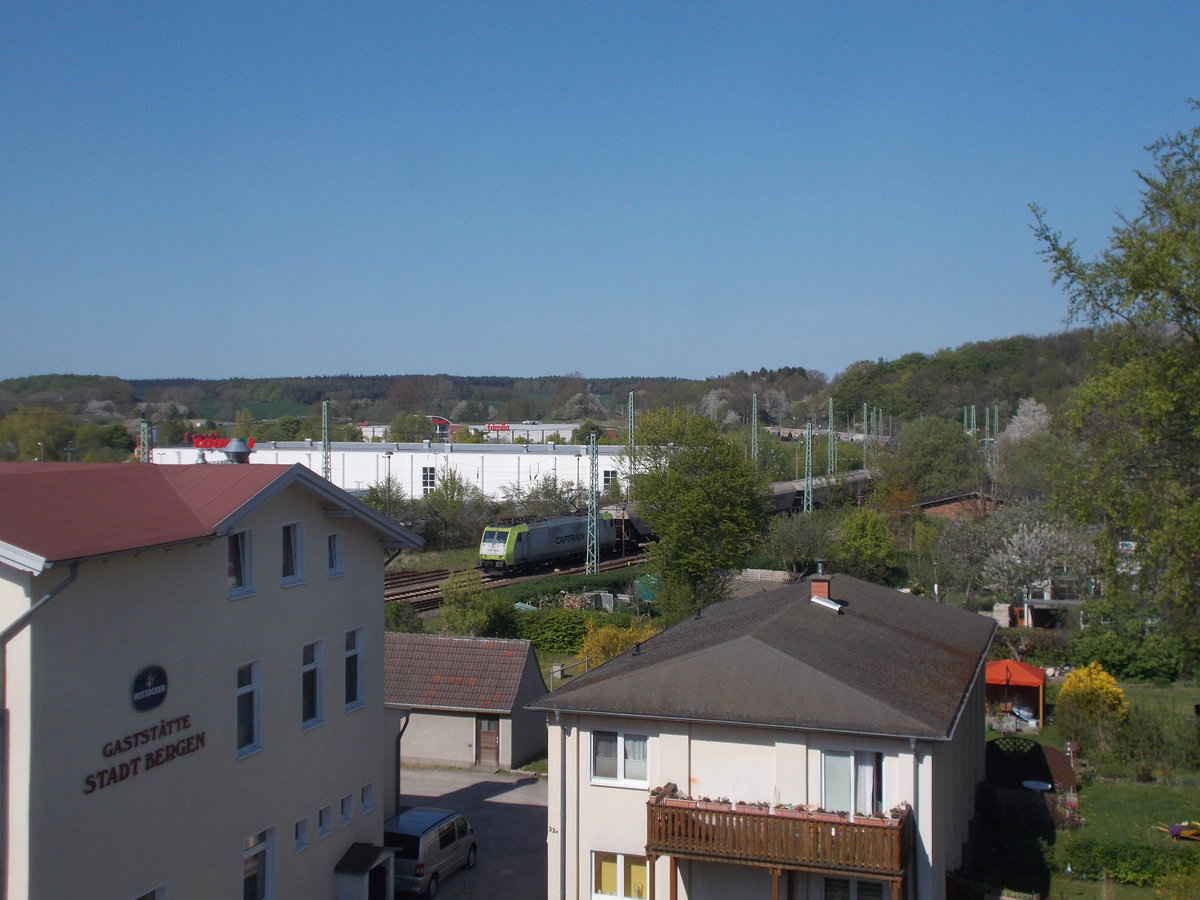 Der Vorteil wenn man neben der Strecke wohnt und es nicht mehr bis zum Bahnhof schafft.So konnte ich am 08.Mai 2016 die von Mukran kommende CAPTRAIN 185 542 aus meinem Zimmerfenster fotografieren.
