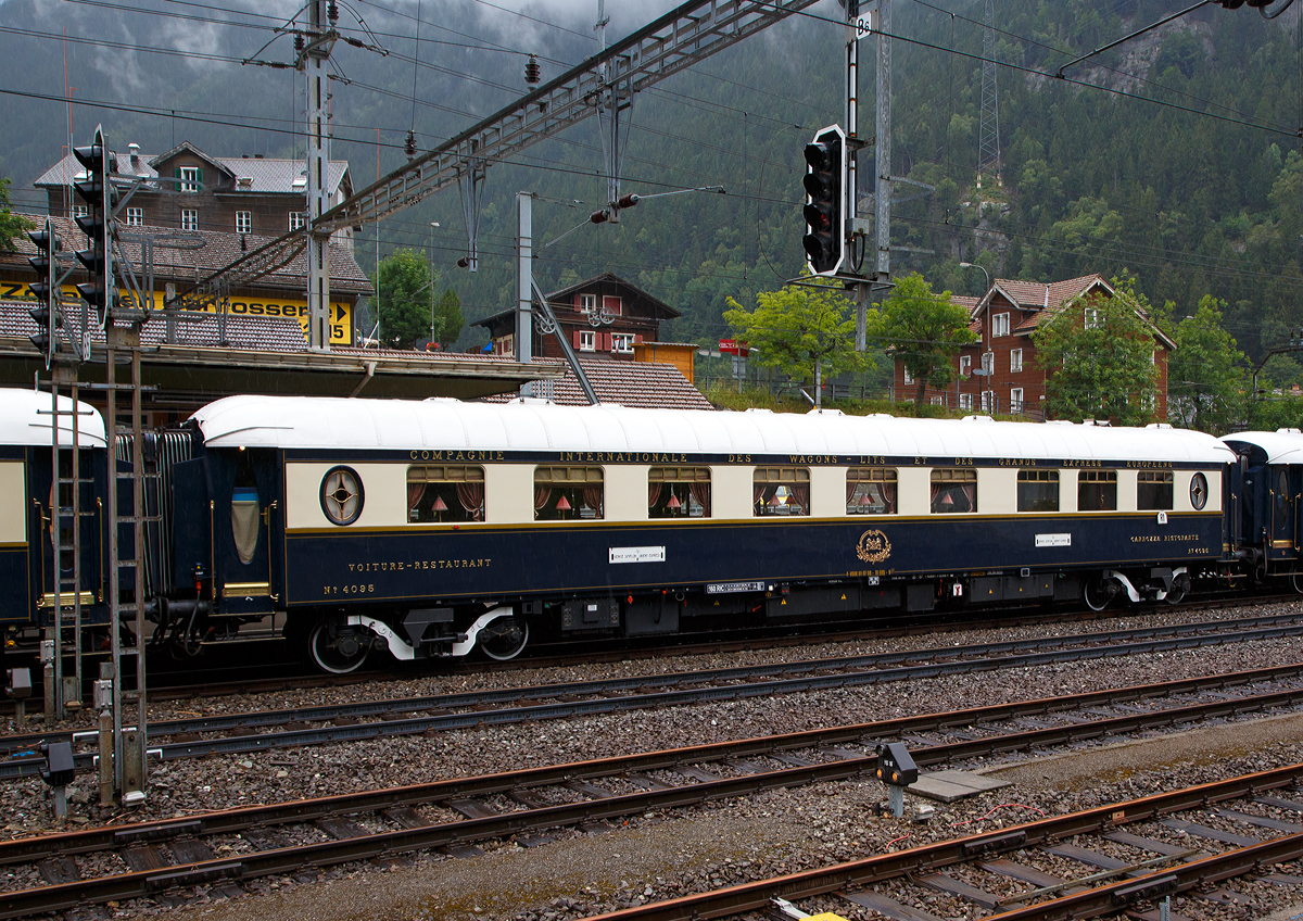 Der VSOE Pullman Typ  toile du Nord  Speisewagen mit Kche N 4095 (F- VSOE 61 87 08-70 095-9 [P]), ex CIWL 4095, im Zugverbund vom Venice Simplon-Orient-Express am 02.08.2019 beim Halt in Gschenen (CH), leider bei Regen.

Der Pullman-Speisewagen N 4095 wurde 1927 als Pullmanwagen mit Kche vom Typ  toile du Nord  von der Birmingham Railway Carriage and Wagon Company (BRC&W) gebaut und an die CIWL Compagnie Internationale des Wagons-Lits) geliefert die ihn als Nr. 4095 bezeichnete. Ab 1929 wurde der Pullman 4095 im Cte d’Azur Pullman Express eingesetzt. 1939 wurde er zum Restaurantwagen/Speisewagen mit 38 Sitzpltzen (fixe Sitzbnke) umgebaut. Der Wagen hatte zwar eine Kche, aber er war kein Speisewagen, sondern ein Pullman-Reisezugwagen mit Am-Platz-Service. 

Im Jahr 1951 ging er nach Portugal, bis er ca. 1980 wurde er an die die VSOE - Venice Simplon-Orient-Express verkauft. Die VSOE lie den Wagen durch die Bremer Waggonbau GmbH (ehem. Hansa Waggonbau) 1982 restaurieren und umbauen, fr die Inneneirichtung/Wandtfelung des Wagens 4095 stammt dabei aus dem „Orient-Express“ Speisewagen Nr. 3583. 1984 war der Wagen Teil der Dreharbeiten zu Sergio Leones Spielfim „Es war einmal in Amerika“.

Zwischen 2003 und 2006 wurden die Wagen nochmals modernisiert und erhielten unter anderem moderne Drehgestelle von Bombardier sowie neue Klimaanlagen. Seitdem sind die Wagen nun fr 160 km/h zugelassen.

TECHNISCHE DATEN:
Spurweite: 1.435 mm (Normalspur)
Anzahl der Achsen: 4 in zwei Drehgestellen
Lnge ber Puffer: 23.452 mm
Drehzapfenabstand: 16.000 mm
Achsabstand im Drehgestell: 2.500 mm
Eigengewicht: 55 t
Hchstgeschwindigkeit: 160 km/h (ursprnglich 140 km/h)
Sitzpltze: 42 (ursprnglich 38)

Die Pullman Typ  toile du Nord  der CIWL:
Erstmals setzte die CIWL in diesem Luxuszug auch Pullmanwagen der damaligen zweiten Wagenklasse ein. Die zuvor eingefhrten Zge waren ausschlielich mit Wagen der ersten Klasse ausgestattet worden. Fr die erste Klasse verwendete die CIWL Fahrzeuge aus den bis dahin beschafften Fahrzeugserien, fr den „toile du Nord“ und weitere geplante Pullmanzge beschaffte sie Anfang 1927 bei der britischen Birmingham Railway Carriage and Wagon Company 40 Stck der neuen, ausschlielich als Wagen zweiter Klasse ausgefhrten Bauart „toile du Nord“. Entsprechend dem Prinzip der Pullmanwagen mit Am-Platz-Service ohne separaten Speisewagen war die Hlfte der Wagen mit einer Kche ausgestattet. Jeweils ein Wagen mit und einer ohne Kche wurden zusammen als sogenannten Couplage (Wageneinheit) eingesetzt.

Seine erste Fahrt absolvierte der toile du Nord am 5. Mai 1927, wobei die Erffnungsfahrt allerdings in Brssel eine etwa dreistndige Pause einlegte. Whrend dieser Zeit gab die belgische Staatsbahn den Ehrengsten einen Empfang. Der Plandienst begann erst am 15. Mai. Die Zuglufe begannen in Paris und Amsterdam jeweils am spten Vormittag, das Ziel erreichten sie am frhen Abend. Zusammengesetzt war der Zug zunchst aus einer Couplage erster Klasse und zwei Couplages zweiter Klasse, am Zuganfang und Zugschluss war jeweils ein Gepckwagen eingeordnet. Sehr bald musste aufgrund der hohen Nachfrage eine weitere Couplage fr die erste Klasse ergnzt werden. Damit bestand der toile du Nord aus insgesamt 10 Wagen und war einer der lngsten Pullmanzge. Aufgrund der hohen Nachfrage besonders auf dem sdlichen Abschnitt fhrte die CIWL ab Mai 1929 als zweiten Pullmanzug den Oiseau Bleu mit dem Laufweg Paris – Brssel – Antwerpen ein. Die CIWL bewarb ihre Pullmanzge mit einem erheblichen Aufwand, unter anderem mit Plakaten des bekannten Plakatknstlers Cassandre.

Bereits vor dem Zweiten Weltkrieg fuhr der toile du Nord ohne fahrplanmigen Halt zwischen Paris Gare du Nord und Brssel Midi. Erstmals waren bei einem internationalen Fernzug auch keine Aufenthalte mehr an Grenzbahnhfen ntig. Die Pass- und Zollkontrolle erfolgte im fahrenden Zug, das Gepck wurde vor Abfahrt und nach der Ankunft verzollt. Bis zu Kriegsausbruch blieben der toile du Nord und der Oiseau Bleu damit eine Ausnahme innerhalb des europischen Eisenbahnnetzes. Er gehrte auch aufgrund der damit mglichen Zeitersparnis zu den schnellsten europischen Zgen seiner Zeit. Die Fahrtzeit lag bei etwa sieben bis acht Stunden.

Mit Ausbruch des Zweiten Weltkriegs fuhr der toile du Nord letztmals am 3. September 1939 und wurde wie alle anderen Pullmanzge eingestellt
