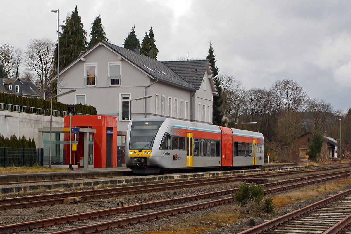 
Der VT 123 der vectus Verkehrsgesellschaft mbH, ein Stadler GTW 2/6, fährt am 15.02.2014 für die Hellertalbahn GmbH als RB 96  Hellertalbahn  (Betzdorf-Herdorf-Haiger-Dillenburg) in den Bahnhof Burbach (Kreis Siegen) ein.