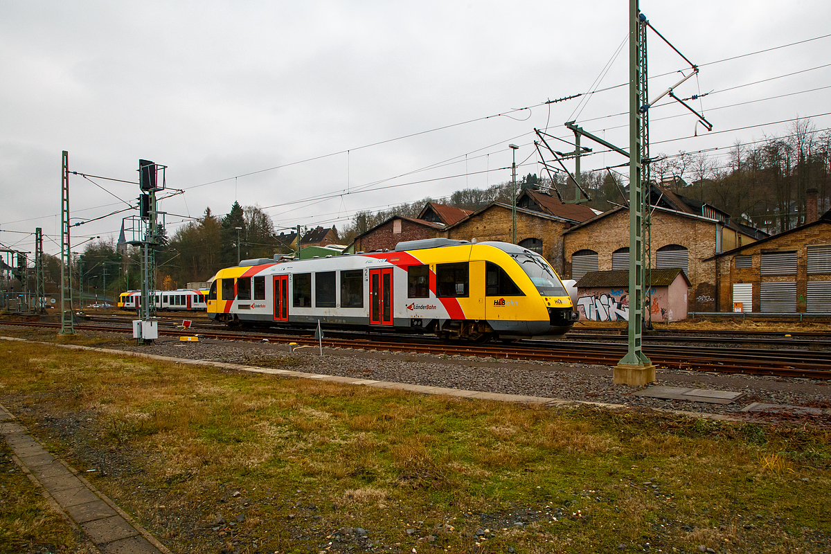 Der VT 203 ABp (95 80 0640 103-7 D-HEB), ein Alstom Coradia LINT 27 der HLB, ex vectus VT 203, fährt am 14.12.2021 in Betzdorf/Sieg aus der Abstellgruppe in den Bahnhof ein, wo er als RB 90 (Umlauf 61717)  Westerwald-Sieg-Bahn  (Betzdorf/Sieg – Au/Sieg - Altenkirchen) bereit gestellt wird.

Der Alstom Coradia LINT 27 wurde 2004 von Alstom (vormals Linke-Hofmann-Busch GmbH (LHB) in Salzgitter unter der Fabriknummer 1187-003 gebaut und an die vectus Verkehrsgesellschaft mbH, mit dem Fahrplanwechsel am 14.12.2014 wurden alle Fahrzeuge der vectus nun Eigentum der HLB.