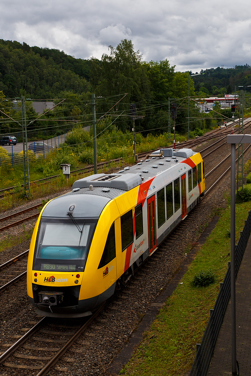 Der VT 208 (95 80 0640 108-6 D-HLB), ein Alstom Coradia LINT 27 der HLB, ex vectus VT 208, fährt am 25.08.2019, als RB 90  Westerwald-Sieg-Bahn  (Altenkirchen- Au - Betzdorf - Siegen) den Bahnhof Wissen an der Sieg. Aufgenommen vom Parkdeck des Bahnhofes Wissen (Sieg).

Der Alstom Coradia LINT 27 wurde 2004 von Alstom (LHB) in Salzgitter unter der Fabriknummer 1187-008 für die vectus Verkehrsgesellschaft mbH gebaut, mit dem Fahrplanwechsel am 14.12.2014 wurden alle Fahrzeuge der vectus nun Eigentum der HLB.