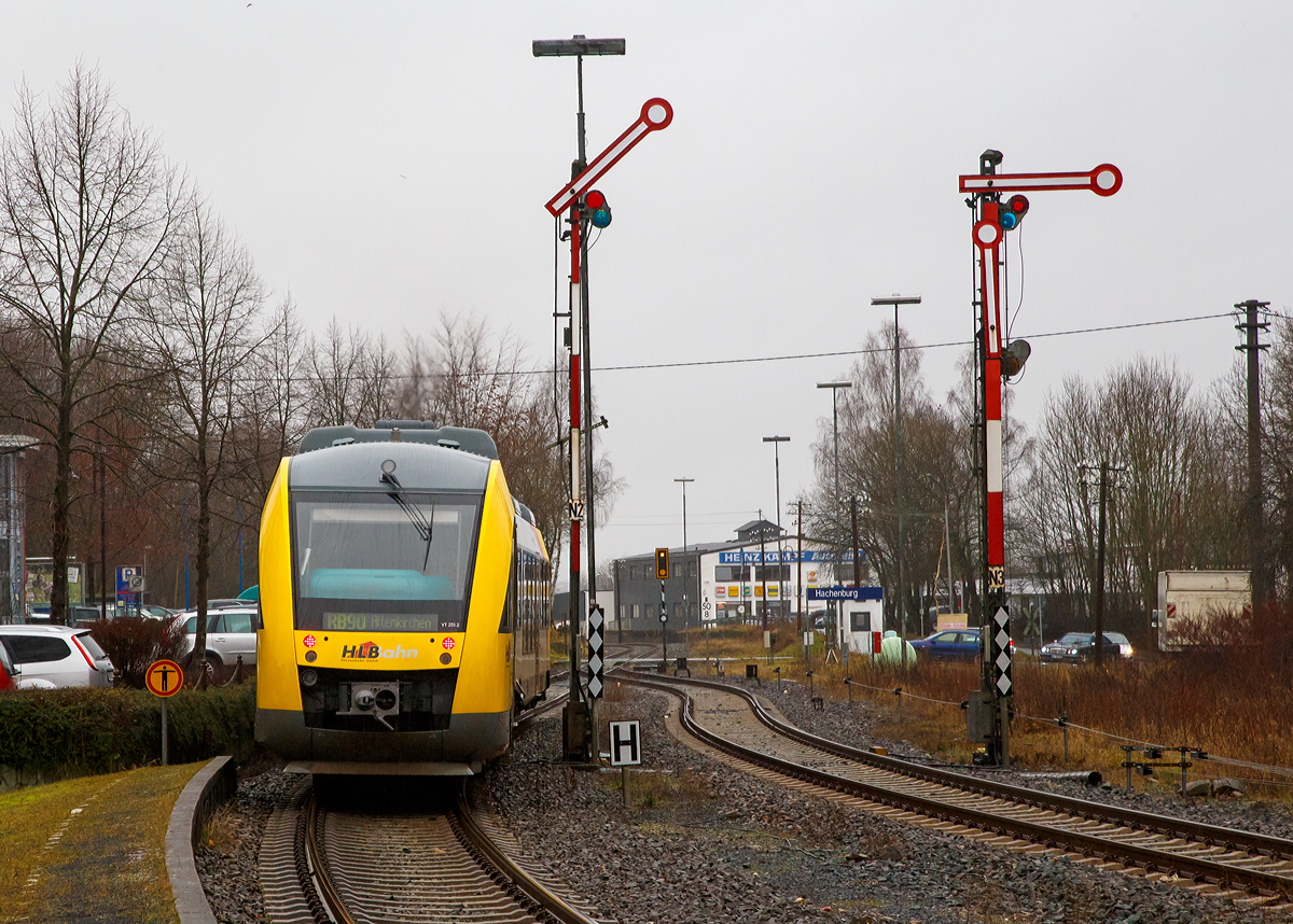 
Der VT 251 (95 80 0648 151-8 D-HEB / 95 80 0648 651-7 D-HEB) der HLB (Hessische Landesbahn), ein Dieseltriebzug vom Typ Alstom Coradia LINT 41 fährt am 04.01.2018 vom Bahnhof Hachenburg weiter in Richtung Altenkirchen. Er fährt als RB 90  Westerwald-Sieg-Bahn  die Verbindung Westerburg – Altenkirchen, eigentlich weiter über Au (Sieg) und Betzdorf nach Siegen. Aber aufgrund von Unwetterschäden durch das Sturmtief Burglinde, war die Bahnstrecke Altenkirchen – Au (Sieg) gesperrt. 

Das Ausfahrtsignal (N2) zeigt Hp 1 – Fahrt, die schwarze rechteckige Tafel mit vier weißen Rauten ( Rautentafel ), bei dem Auffahrtssignal, ist das Signal Bü 2 - Überwachungssignal ist zu erwarten, welches als Bahnübergangssignal Bü 1 - der Bahnübergang darf befahren werden, angezeigt wird.