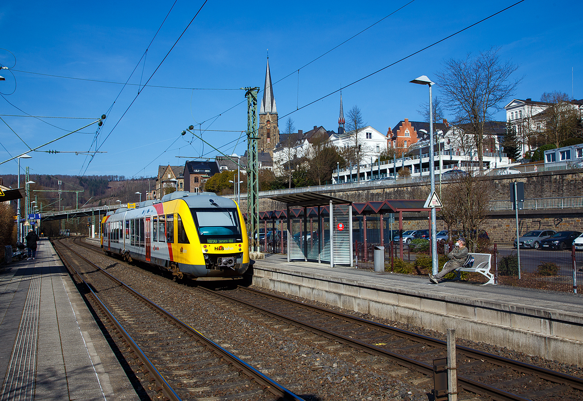 Der VT 255 (95 80 0648 155-9 D-HEB / 95 80 0648 655-8 D-HEB) ein Alstom Coradia LINT 41 der HLB (Hessische Landesbahn GmbH), am 11.03.2022, als RB 90  Westerwald-Sieg-Bahn  (Limburg a. d. Lahn - Westerburg - Altenkirchen – Au – Siegen), beim Halt im Bahnhof Kirchen (Sieg).