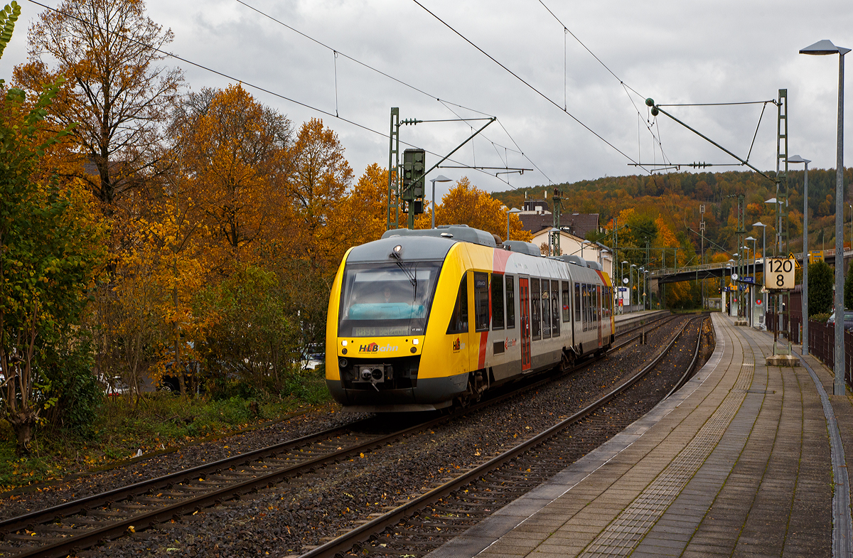 Der VT 259 (95 80 0648 159-1 D-HEB / 95 80 0648 659-0 D-HEB) ein Alstom Coradia LINT 41 der HLB (Hessische Landesbahn), verlässt am 22.10.2021, als RB 93  Rothaarbahn  (Bad Berleburg - Kreuztal - Siegen – Betzdorf) den Bahnhof Kirchen (Sieg) und fährt weiter Richtung Betzdorf (Sieg). Den Zielbahnhof Betzdorf (Sieg) wird er auch bald erreichen.