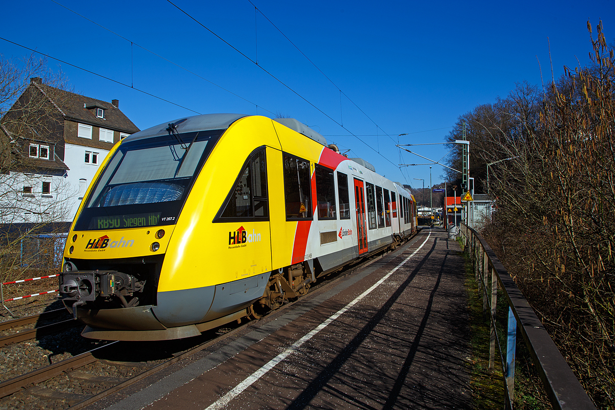 Der VT 267 (95 80 0648 167-4 D-HEB / 95 80 0648 667-3 D-HEB) ein Alstom Coradia LINT 41 der HLB (Hessische Landesbahn), ex Vectus VT 267, hat am 28.02.2022, als RB 90  Westerwald-Sieg-Bahn   (Limburg a. d. Lahn - Westerburg - Altenkirchen – Au  – Siegen Hbf), den Bahnhof Scheuerfeld (Sieg) erreicht.