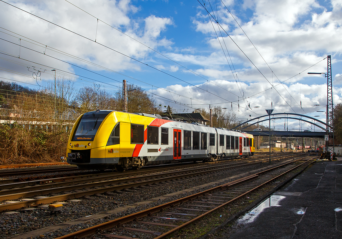 Der VT 501 (95 80 1648 101-1 D-HEB / 95 80 1648 601-0 D-HEB) der HLB (Hessische Landesbahn GmbH), ein Alstom Coradia LINT 41 der neuen Generation, fährt am 04.02.2021 als RB 93  Rothaarbahn  (Betzdorf - Siegen - Kreuztal - Bad Berleburg) und erreicht bald den Bahnhof Kreuztal.