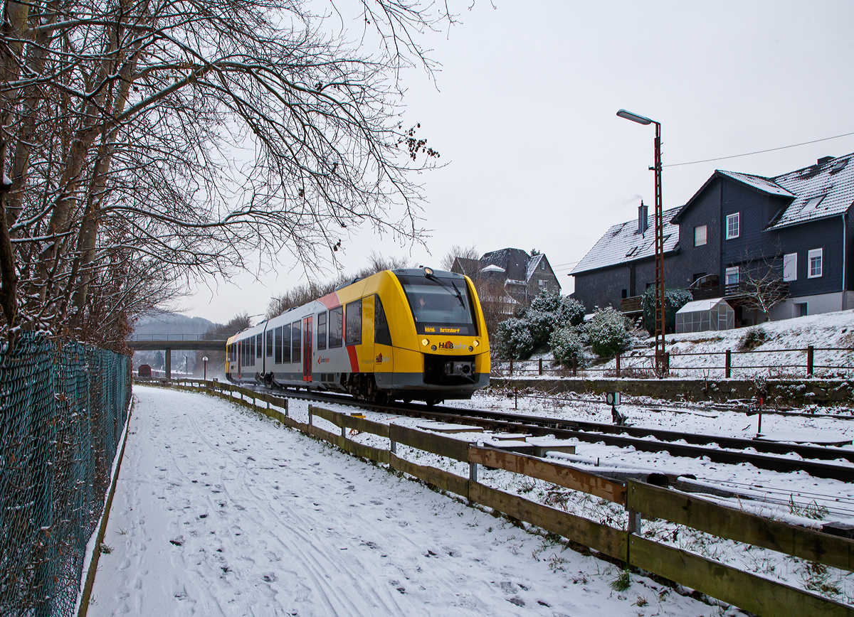 Der VT 502 (95 80 1648 102-9 D-HEB / 95 80 1648 602-8 D-HEB) ein Alstom Coradia LINT 41 der neuen Generation / neue Kopfform der HLB (Hessische Landesbahn GmbH) erreicht am 17.01.2021, als RB 96  Hellertalbahn  (Dillenburg - Haiger - Neunkirchen - Herdorf - Betzdorf), Umlauf 61778, bald den Bahnhof Herdorf.

Nochmals einen lieben Gruß an den freundlichen Tf zurück.