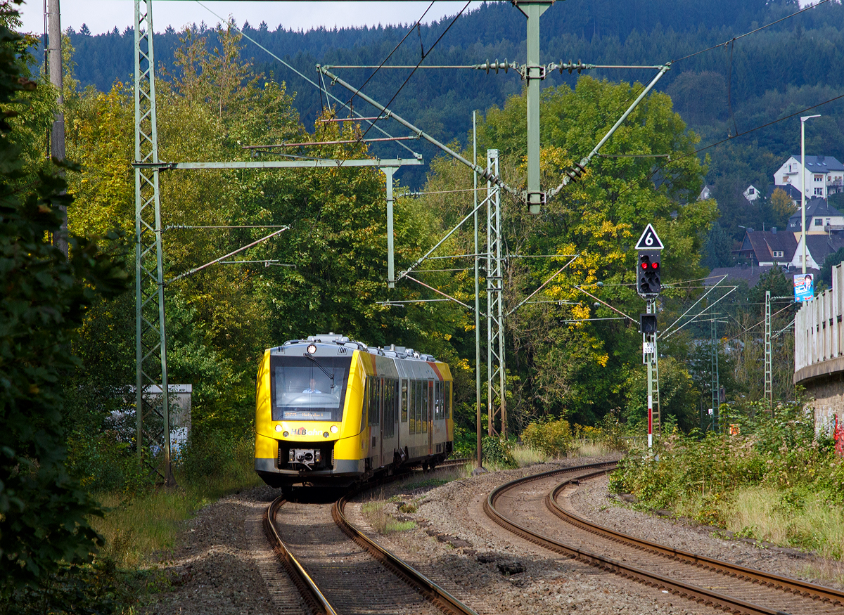 Der VT 502 (95 80 1648 102-9 D-HEB / 95 80 1648 602-8 D-HEB), ein Alstom Coradia LINT 41 der neuen Gerneration, der HLB (Hessische Landesbahn GmbH) erreicht am 23.09.2017, als RB 93  Rothaarbahn  (Bad Berleburg - Kreuztal - Siegen – Betzdorf/Sieg), nun den Bahnhof Kirchen/Sieg.

Der LINT 41 wurde im Juli 2015 von ALSTOM LHB (Salzgitter) an die HLB für den Standort Siegen ausgeliefert. Eigentlich müssten diese LINT mit der neuen Kopfform ja LINT 42 heißen, da sie mit einer Länge von 42,17 m etwas länger sind als die ursprünglichen LINT 41 (41,81 m). Denn die Bezeichnung LINT 41 bedeutet „leichter innovativer Nahverkehrstriebwagen“, die 41 steht für die Länge der vollen Meter (bei dem ursprünglichen 41,81 m). Wird die Bezeichnung „H“ (LINT 41/H) verwendet, so sind es Hochflur-Fahrzeuge, dies hier sind aber zweiteilige Niederflur-Dieseltriebwagen.

Der LINT 41 besteht aus zwei Wagenhälften, die sich in der Zugmitte auf ein Jakobs-Drehgestell stützen.

Technische Daten:
Baureihenbezeichnung: 1 648 (anstelle der alten Ausführung 0 648)
Spurweite: 1.435 mm (Normalspur)
Radsatzfolge: Bx’ (2) By’
Länge: 42,17 m
Breite: 2.750 mm
Drehzapfenabstand: 16.500 mm
Drehgestellachsstand (Antriebsgestelle): 1.900 mm
Drehgestellachsstand (Jakobsgestell): 2.700 mm
Eigengewicht: 76,3 t
Geschwindigkeit: 140 km/h
Leistung: 2 x 390 kW
Fahrgastsitzplätze: 8 in der 1. Klasse und 94 in der 2. Klasse
Kupplungstyp: Scharfenbergkupplung Typ 10
Fahrzeugbestand der HLB: 7