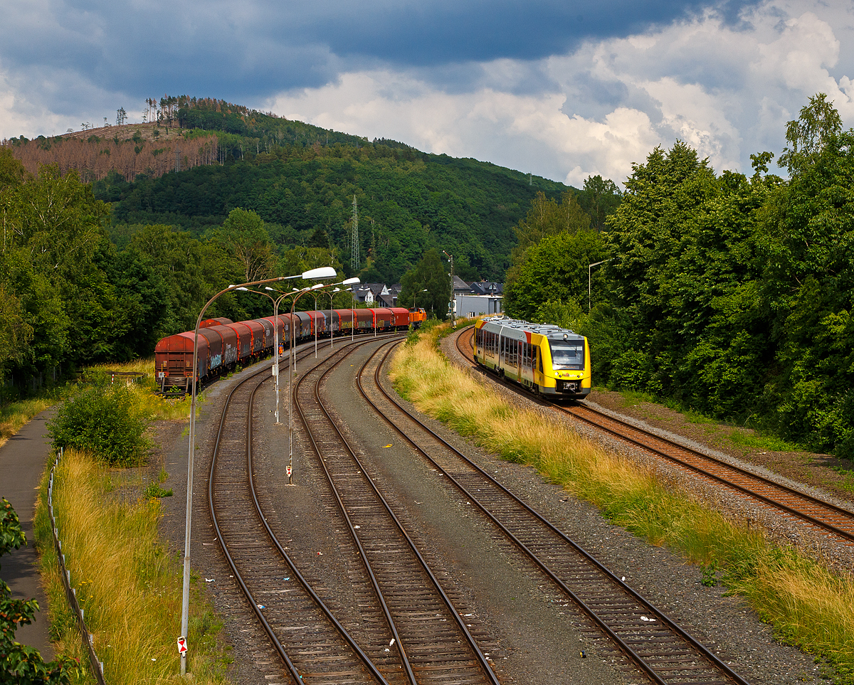 Der VT 507 (95 80 1648 107-8 D-HEB / 95 80 1648 607-7 D-HEB) der HLB (Hessische Landesbahn GmbH), ein Alstom Coradia LINT 41 der neuen Generation, erreicht am 29.06.2021 als RB 96  Hellertalbahn  (Dillenburg – Haiger - Neunkirchen - Herdorf - Betzdorf) bald den Bahnhof Herdorf.  Währenddessen stellt hinten, auf dem KSW Rbf Herdorf (Betriebsstätte Freien Grunder Eisenbahn - NE 447), eine MaK Diesellok der KSW einen Coilzug für den Pfannenberg zusammen.

Nochmals einen lieben Gruß an den netten Tf der HLB zurück.