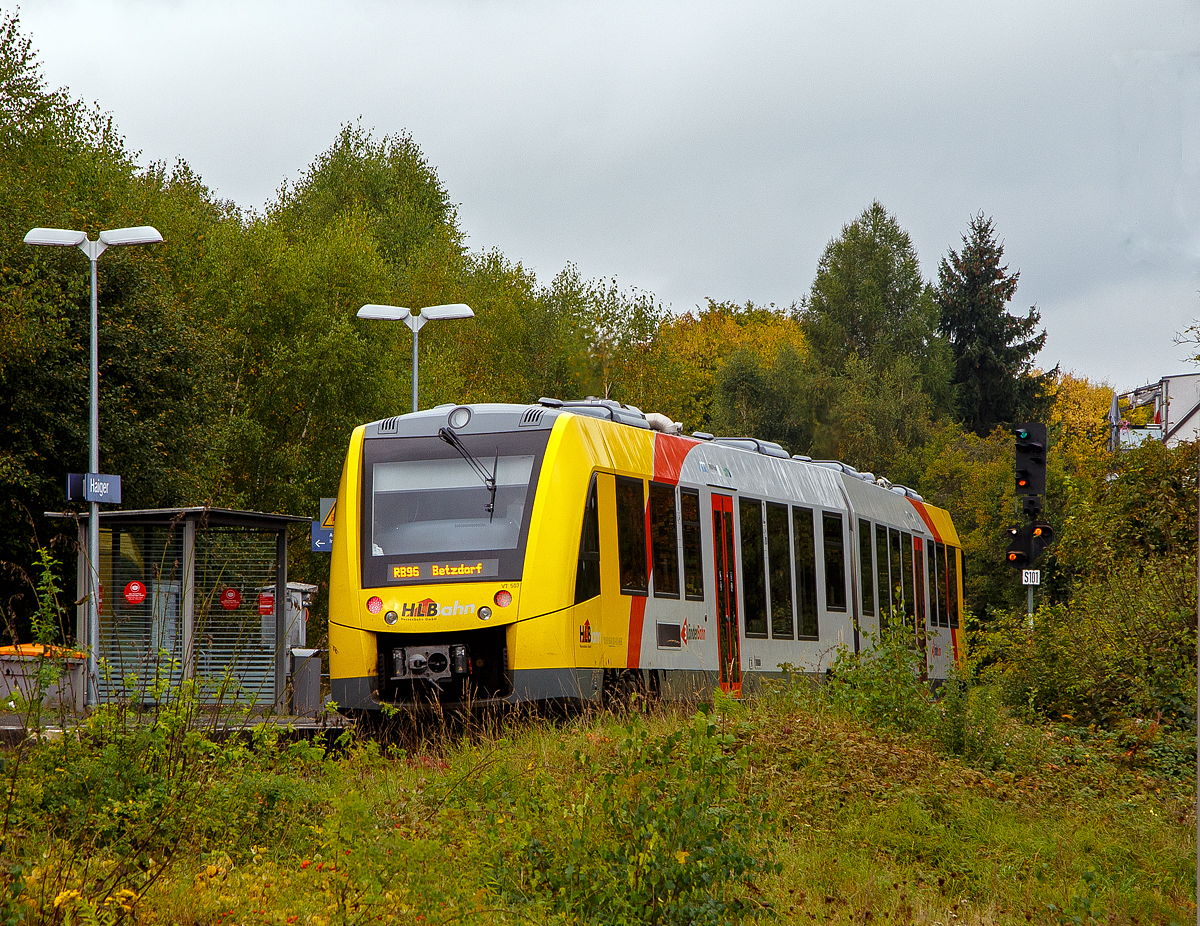 Der VT 507 (95 80 1648 107-8 D-HEB / 95 80 1648 607-7 D-HEB) der HLB (Hessische Landesbahn GmbH), ein Alstom Coradia LINT 41 der neuen Generation, hat am 28.09.2021 als RB 96  Hellertalbahn  (Dillenburg – Haiger - Neunkirchen - Herdorf - Betzdorf), den Bahnhof Haiger (Gleis 101) erreicht. 

Der Bahnsteig ist der letzte (aus dieser Richtung natürlich der erste) an der Hellertalbahn (KBS 462 / Bahnstrecke Betzdorf–Haiger). Der Bahnhof Haiger ist ein Keilbahnhof hier laufen die Dillstrecke und die Hellertalbahn zusammen.