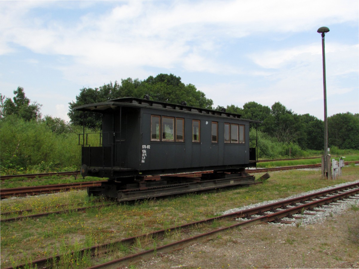 Der Wagen 970-812 stand auf einem Rollwagen am 27.07.2014 im Putbusser Museum.