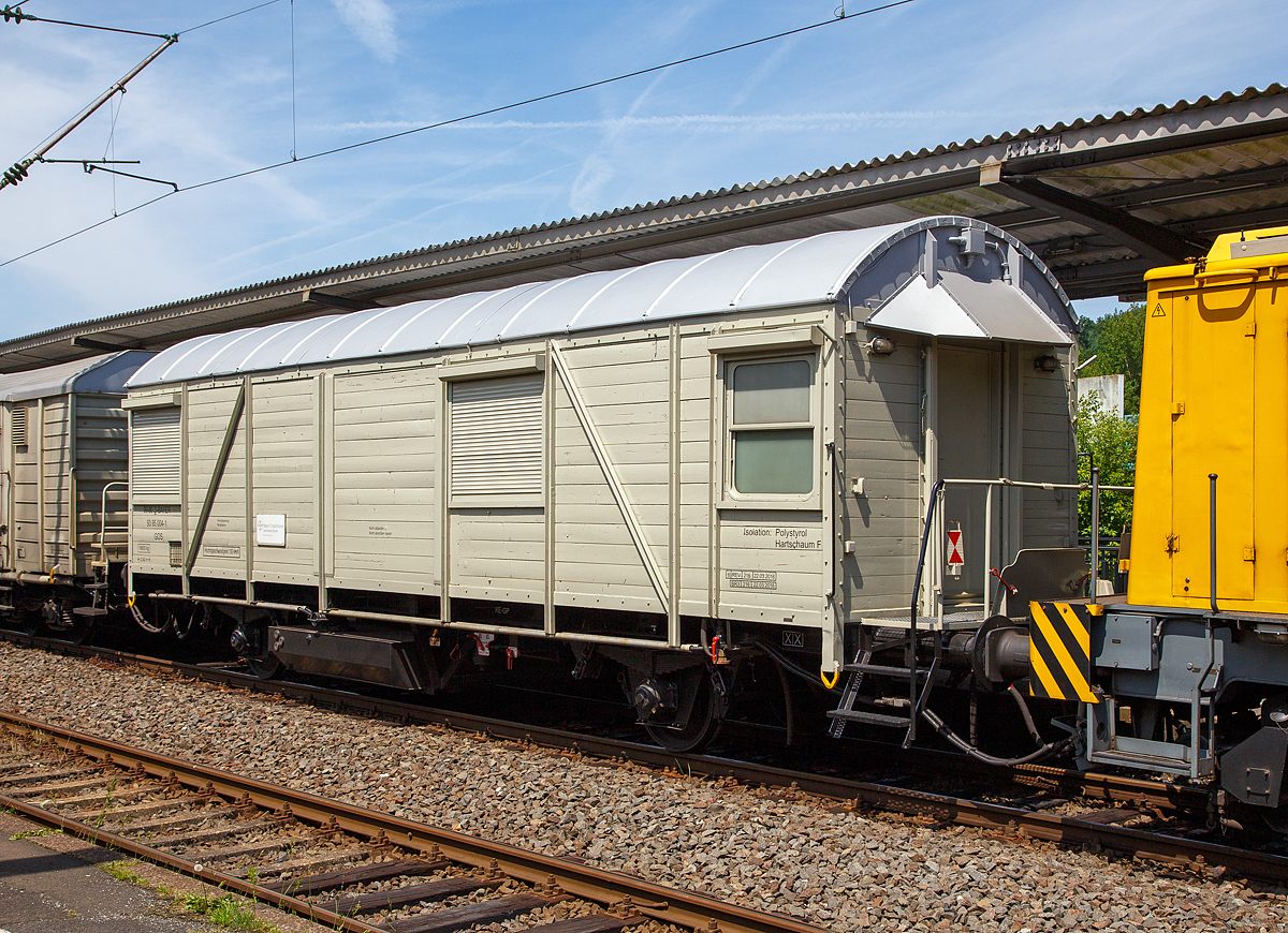 
Der Wohn- und Aufenthaltswagen 99 80 D-BAYER 93 95 004-1 GOS vom Unkrautspritzzug der Bayer CropScience Deutschland GmbH am 10.06.2016 beim Halt im Bahnhof Betzdorf (Sieg).  

Technische Daten: 
Spurweite: 1.435 mm (Normalspur) 
Anzahl der Achsen: 2  
Lnge ber Puffer: 12.900 mm 
Achsabstand: 7.000 mm 
Eigengewicht: 16.600 kg 
Hchstgeschwindigkeit: 100 km