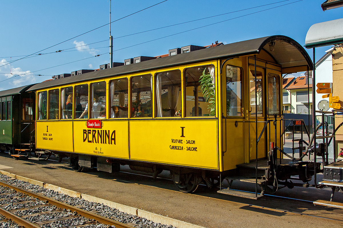 
Der wunderschöne 2-achsige  BERNINA  Salonwagen As 2 der Museumsbahn Blonay-Chamby, am 27.05.2012 im Bahnhof Blonay. Auch wenn der Wagen im Bernina-Anstrich gut aussieht, so ist es kein originales Bernina-Fahrzeug, war aber von 1948 bis in die 60er-Jahre auf der Berninastrecke im Einsatz. 

Der Wagen wurde 1903 von der Schweizerische Industriegesellschaft Neuhausen (SIG) für die RhB gebaut und als As 2 (mit neun großen Fenstern) in Betrieb genommen. 1948 erfolgte ein Umbau und Umzeichnung in BC 2101 und mit den neun großen Fenstern eignete er sich gut als Panoramawagen auf der Berninabahn. Ab 1956 dann B 2191, 1964 B² 2194, nach der Ausrangierung 1969 wurde er dann 1972 an die Museumsbahn Blonay-Chamby verkauft, wo er auch lange ein Kiosk war. Der Umbau in den heutigen Salonwagen As 2 erfolgte dann 1999.

TECHNISCHE DATEN:
Baujahr: 1903
Hersteller: SIG
Spurweite: 1.000 mm
Anzahl der Achsen: 2
Länge über Kupplung: 10.440 mm
Achsabstand: 5.000 mm
Laufraddurchmesser: 750 mm (neu)
Sitzplätze: 26
Eigengewicht: 9 t
zulässige Geschwindigkeit: 40 km/h
