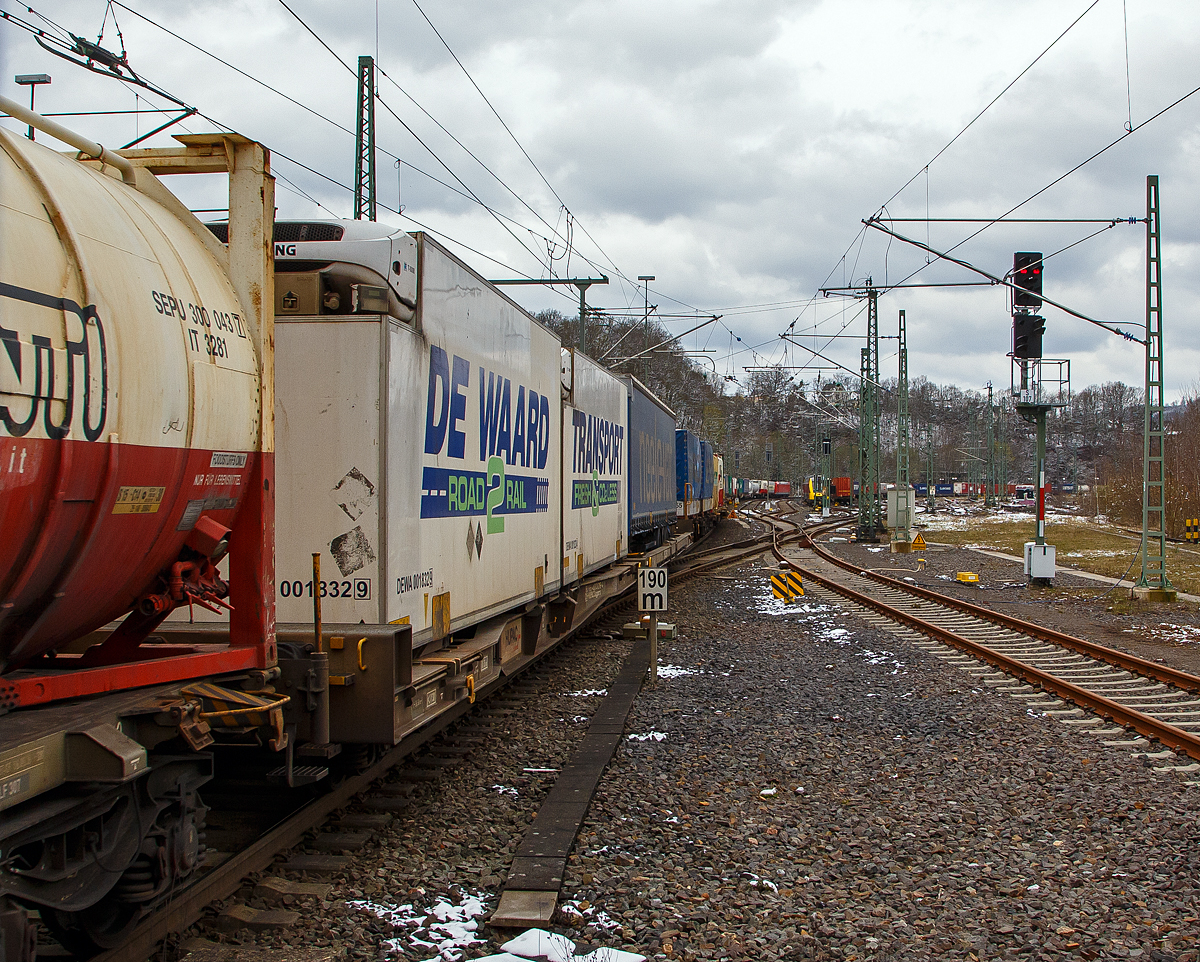 Der Zug hatte mich einfach nur überrascht, da ich noch auf den Gegenzug fixiert war.....
Eine TRAXX F140 AC1 (BR 185.0) der DB Cargo fährt am 02.04.2022 mit einem KLV-Zug durch Betzdorf (Sieg) in Richtung Köln. 