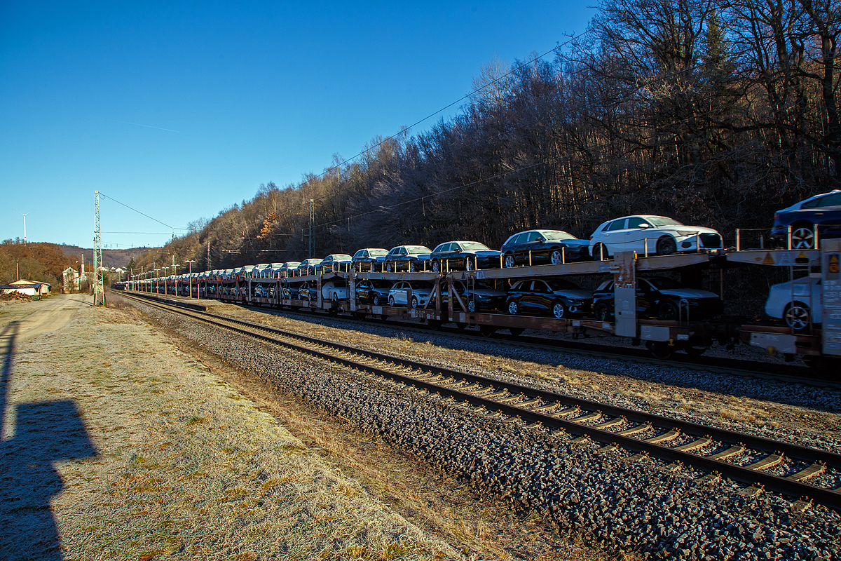 Der Zug ist, im Nachschuss, noch nicht zu Ende, aber die Lok schon aus dem Bilde...
Die 185 082-5 (91 80 6185 082-5 D-DB) der DB Cargo AG fährt am kalten Vormittag des 21.12.2021, mit einem sehr langen Autotransportzug der DB Cargo Logistics GmbH, durch Dillbrecht in Richtung Ruderdorf.
