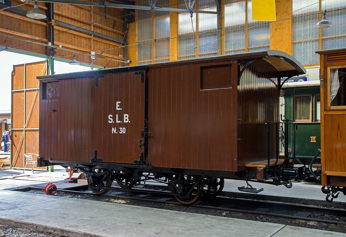 
Der zweiachsige gedeckte Güterwagen K 30, ex S.L.B. E 30 (Schweizerische Lokalbahnen ab 1885 Appenzellerbahn-Gesellschaft, kurz Appenzeller Bahn), am 19.05.2018 in der Wagenhalle der Museumsbahn Blonay-Chamby. 

Der Wagen wurde 1874 von der deutschen Maschinenfabrik Kirchheim an der Teck für Schweizerische Lokalbahnen S.L.B. gebaut. Er ist heute einer der ältesten in Europa.

Die 1872 gegründete Schweizerische Gesellschaft für Lokalbahnen war die Wiege der Appenzeller Bahn. Die SLB wollte viele Nebenstrecken in der Schweiz bauen, es zu viele Projekte. Sie baute die 1875 eröffnete Eisenbahnlinie zwischen Herisau und Winkeln im Kanton Appenzell (bis September 1875 bis Urnäsch verlängert), die nach der Lausanne-Echallens die zweite Schmalspurbahn in der Schweiz war. Durch die dauernde Finanzknappheit wurde die SLB 1875 umgewandelt und in Appenzeller Bahn-Gesellschaft, kurz Appenzeller Bahn, umbenannt. Die Appenzeller Bahn konnte im August 1886 die Weiterführung der Strecke zwischen Urnäsch und Appenzell in Betrieb nehmen, womit die konzessionierte Strecke vollendet war.

Lebenslauf des K 30 (E 30):
1874 Lieferung und Inbetriebnahme für Arbeits- und Güterzügen
1875 Offizielle Inbetriebnahme als S.L.B. E 30
1885 Aufgrund von miserablen Zustands war bereit der Abbruch geplant, die Tragfähigkeit wurde aber erstmal reduziert. 
1887 Überholungsarbeiten, Verstärkung des Rahmens, Erneuerung des Dachs und der Wagenkasten wurden restauriert. 
1898 Installation einer weißen Westinghouse-Bremsleitung
1900 Rekonstruktion des Fahrgestells und vollständige Überholung des Wagenkastens, Verstärkung durch Stahlplatten.
1923 Abstellung (aus aktivem Konto entfernt). 
1941 Reaktivierung des Wagens 877,80 Franken
1948 als AB K 147 neu nummerieren
1953 Überholung, Anstrich in grau
1963 Stilllegung, Reserve Herisau
1968 Der Wagen wird durch Beschluss der Generalversammlung der AB an Chemin de Fer Blonay-Chamby übertragen, die dann 1972 erfolgt.
Ob da wirklich noch was an dem Wagen aus dem Jahr 1874 stammt, kann ich bei dem Lebenslauf nicht sagen.

TECHNISCHE DATEN:
Baujahr: 1874
Hersteller: Maschinenfabrik Kirchheim an der Teck
Spurweite: 1.000 mm (Meterspur)
Achsanzahl: 2
Länge über Puffer: 6.600 mm
Achsabstand: 2.300 mm
Eigengewicht: 4,3 t
Nutzlast: 6 t
