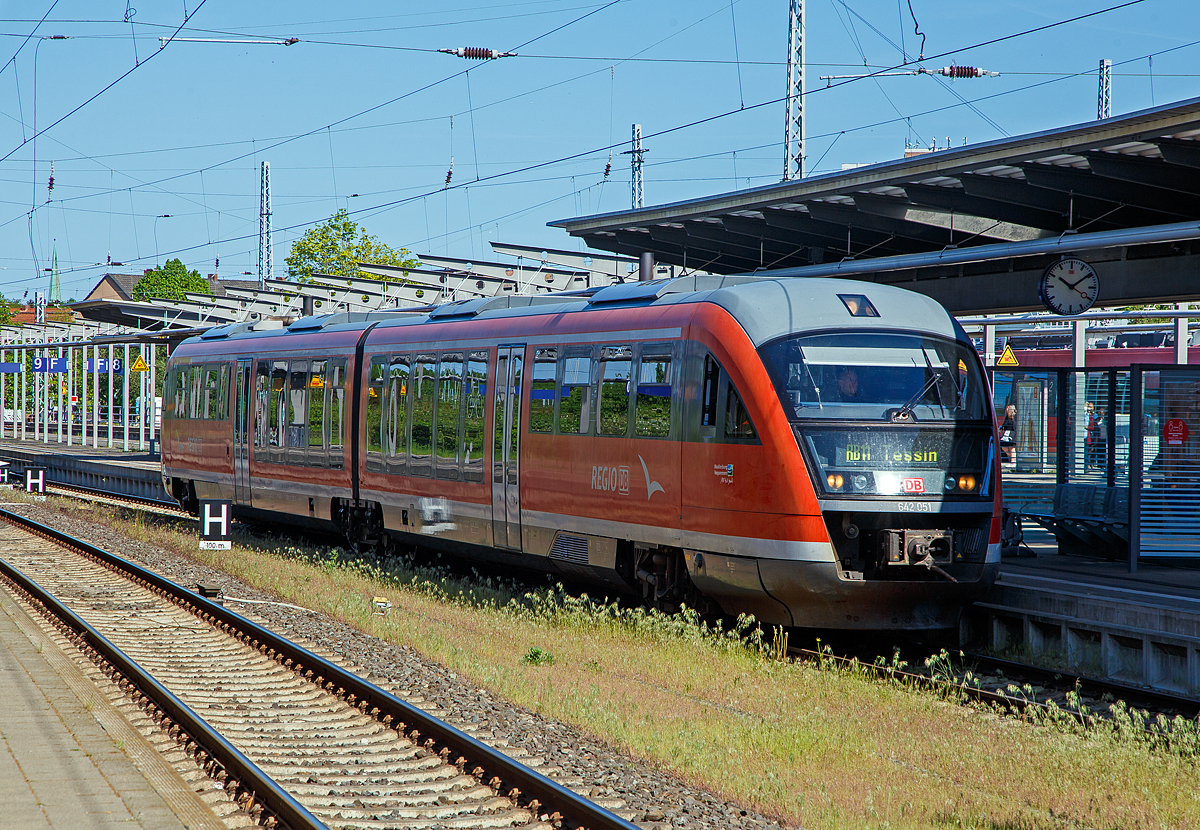 Der zweiteilige Siemens Desiro Classic (Dieseltriebzug) 642 051 / 642 551 (95 80 0642 051-6 D-DB / 95 80 0642 551-5 D-DB) DB Regio Hanse Verkehr GmbH, als RB 11 von Wismar via Bad Doberan und Rostock nach Tessin, am 15.05.2022 als im Hbf Rostock. Das Ziel ist aber nicht der Schweizer Kanton Tessin, sondern das Amt Tessin in Mecklenburg-Vorpommern.

Der Desiro Classic wurde 2000 von Siemens in Uerdingen (ex DUEWAG) gebaut, der VT 642 051 unter der Fabriknummer 91623 und der VT 642 551 unter der Fabriknummer 92083.

Die Baureihe 642 (Siemens Desiro Classic):
Ende der 1990er Jahre schrieb die DB eine größere Anzahl von Dieseltriebwagen aus, mit dem Ziel, den Betrieb auf Nebenbahnen wirtschaftlicher zu gestalten und dort die verbliebenen lokbespannten Züge abzulösen. Es wurden gut 500 Triebwagen, aufgeteilt in acht Baureihen, bei der Fahrzeugindustrie bestellt. Die stückzahlenmäßig größte Baureihe war der Desiro von Düwag bzw. Siemens, er wurde als Baureihe 642 in 231 Exemplaren beschafft.

Technik und Aufbau:
Der Wagenkasten ist aus selbsttragenden Aluminiumröhre in Integralbauweise konstruiert. Die Kopfteile mit den Führerständen sind als vorgefertigte GfK-Module ausgeführt, die auf das verlängerte Untergestell des Aluminiumwagenkastens aufgeklebt sind.

Der Fahrgastraum ist gegliedert in den Niederflurbereich (von einem Einstieg bis zum Sitzbereich über dem Jakobsdrehgestell) und die höher gelegenen Bereiche an jedem Wagenende. Aufgrund des vergleichsweise großen Motorraums besitzt die Baureihe 642 jedoch einen geringeren Niederfluranteil als vergleichbare Züge wie zum Beispiel Bombardier Talent oder Alstom Lint. Glaswände und -türen trennen Einstiegsräume und Übergangsbereiche voneinander ab.

Der Fahrgastraum wird durch eine Warmwasser-Umluft-Heizung, bei extremer Kälte durch Ölfeuerung geheizt. Im Sommer soll die Klimaanlage für behagliche Temperaturen sorgen, allerdings sind die Anlagen noch immer störanfällig. Pro Wagen können sechs Fenster gekippt werden.

Fahrwerke und Bremsen:
Zwei angetriebene Drehgestelle, ein nicht angetriebenes Jakobsdrehgestell mit Gummiprimärfedern und niveauregulierter Luftfederung in der Sekundärstufe. Je drei Wellenbremsscheiben
je Triebdrehgestell, zwei Radbremsscheiben je Radsatz im Jakobsdrehgestell. Magnetschienenbremse in den Triebdrehgestellen. Mikroprozessorgesteuerter Gleit- und Schleuderschutz. Die Triebwagen sind mit einer direkten elektropneumatischen Bremse (ep-Bremse) und einer indirekten mehrlösigen Druckluftbremse als Rückfallebene ausgestattet. Mit dem Retarder wird bei Nutzung der ep-Bremse zudem hydrodynamisch gebremst. Als Feststellbremse sind Federspeicherbremsen vorhanden. Die Magnetschienenbremse kommt bei Zwangs- und Schnellbremsungen zum Einsatz, bei Notbremsungen jedoch bleibt sie unwirksam. Zudem kann sie vom Triebfahrzeugführer über einen Kippschalter zugeschaltet werden.

Antrieb:
Der Triebzug wir von zwei MTU 6-Zylinder-Dieselmotor mit Abgasturboaufladung, Ladeluftkühlung mit jeweils 275 kW / 374 PS Leistung (Euro II) bei 1900 U/min angetrieben. (Bei anderen Kunden und Ausführungen auch 315, 335 oder 360 kW, sowie Motoren von MAN)
Diese befinden sich jeweils unter dem Hochflurbereich zwischen dem angetriebenen Drehgestell und dem Niederflurbereich. Ihr Drehmoment wird über ein hydromechanisches Fünfgang-Automatikgetriebe mit Anfahrwandler und integriertem Retarder auf das äußere Drehgestell übertragen.

Technische Daten (DB Regio Version) : 
Spurweite:  1.435 mm (Normalspur)
Achsformel:  B´2´B´
Länge über Kupplung:  41.700 mm
Drehzapfenabstand: 2 x 16.000 mm
Achsabstand im Drehgestell: 1.900 / 2.650 /1.900 mm
Lauf- und Treibraddurchmesser: 770 mm (neu) / 710 mm (abgenutzt)
Breite:  2.830 mm
Größte Höhe: 3.819 mm
Fußbodenhöhen: 1.250 mm (Hochflur) / 575 mm (Niederflurbereich)
Eigengewichtgewicht: 68,2 t
Zul. Gesamtgewicht:  88,7 t
Höchstgeschwindigkeit:  120 km/h
Motoren: zwei MTU 6-Zylinder-Dieselmotor 
Leistung: 2 x 315 kW 
Kraftübertragung: mechanisch (5-Gang-Automatikgetriebe mit hydraulischen Anfahrwandler)
Kraftstoffvorrat:  2 x 600 l
Heizölvorrat:  2 x 150 l
Max. Anfahrbeschleunigung: 1,1 m/s²
Max. Bremsverzögerung: Betriebsbremse 0,9 m/s² / Gefahrbremse 1,15 m/s²
Sitzplätze: 12 (1.Klasse) 109 (2.Klasse, davon 13 Klappsitze)
Stehplätze:  90
Scharfenberg Kupplung:  Typ 10

