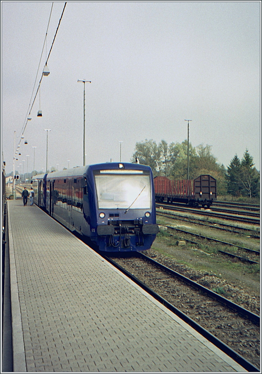 Des weiteren war in Aulendorf auch ein Blick auf die damals noch recht junge BOB zu erhalten. Das Bild zeigt zwei Regio-Shuttle die auf die Abfahrt nach Friedrichshafen warten. 

Analogbild vom 11. Oktober 2001