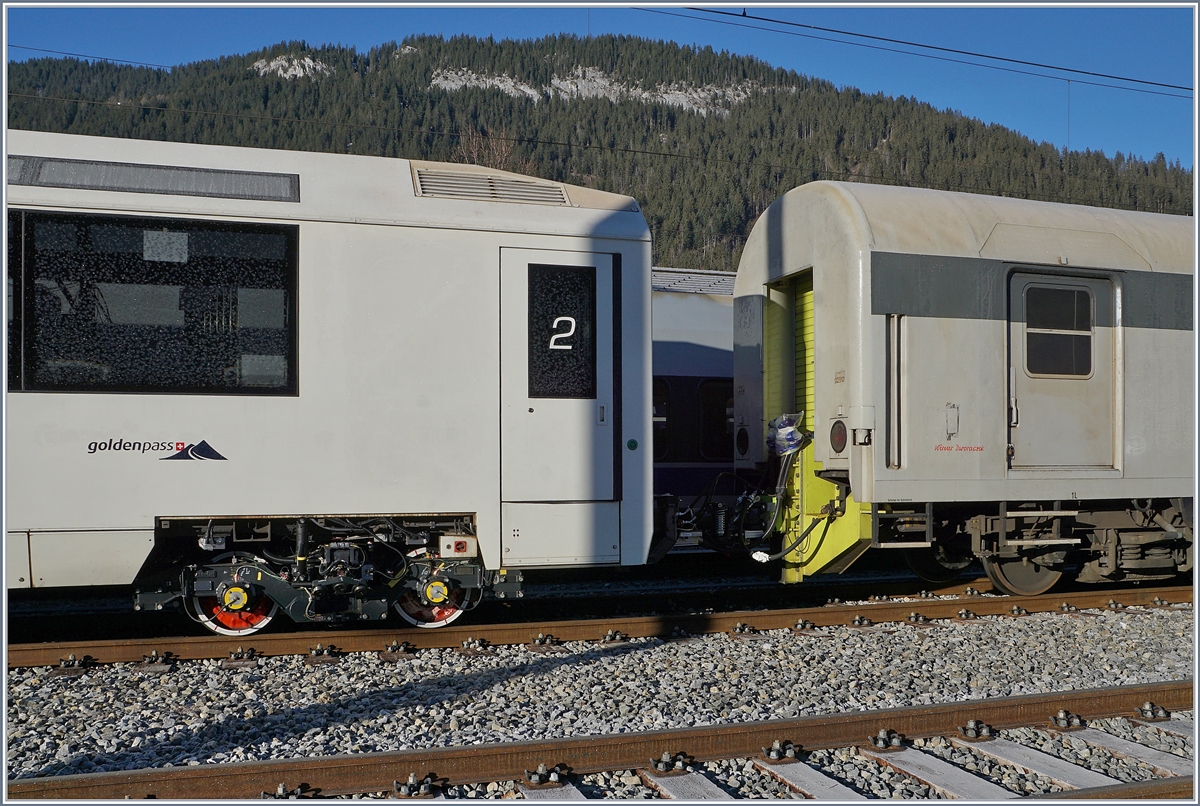 Detailansicht auf das MOB Spurwechseldrehgestell und den anschliessenden Dmz 090 (UIC D-RADVE 75 80 90 94 008-4. 

Zweisimmen, den 12. Jan. 2020 