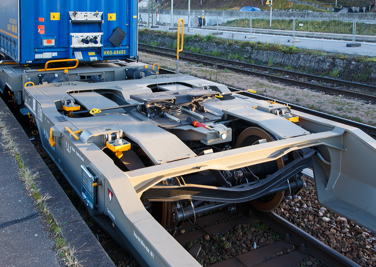 Detailbild von dem sechsachsigen Gelenk-Taschenwagen (Doppeltaschenwagen Typ T3000es in Gelenkbauart ) der Gattung Sdggmrss (33 85 4992 447-4 CH-HUPAC) am 29.12.2017 im Bahnhof Weil am Rhein.

Hier sieht man auch gut den hhenverstellbaren Sttzbock (Sattelauflage).