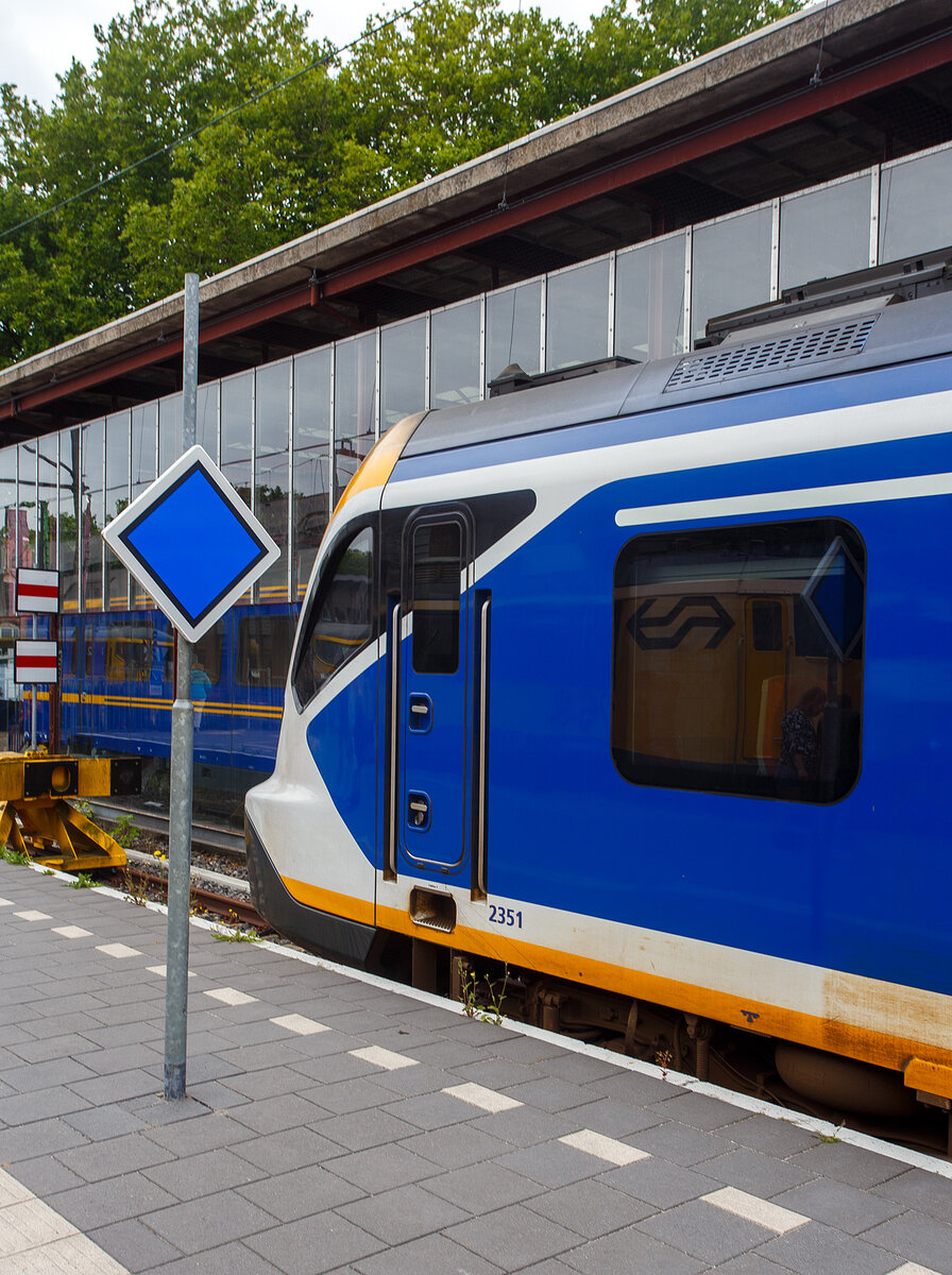 Detailbild des dreiteiligen NS SNG 2351 (Sprinter Nieuwe Generatie), ein CAF Civity Triebzug. Hier am 24 Juni 2025 in Utrecht Centraal.