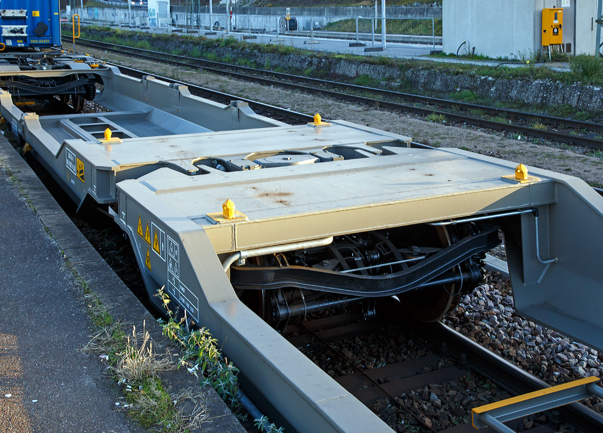 Detailbild des Gelenks von dem sechsachsigen Gelenk-Taschenwagen (Doppeltaschenwagen Typ T3000es in Gelenkbauart ) der Gattung Sdggmrss (33 85 4992 447-4 CH-HUPAC) am 29.12.2017 im Bahnhof Weil am Rhein.