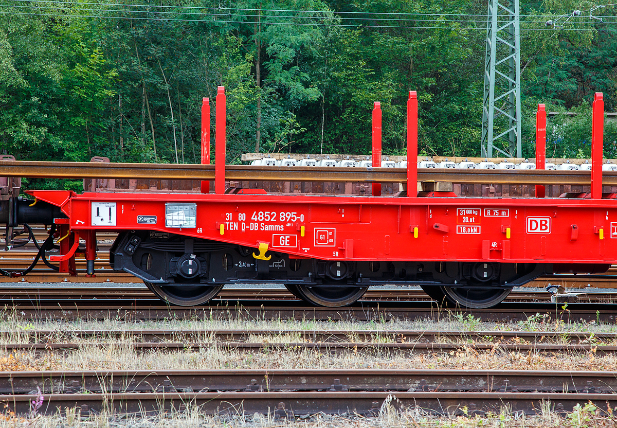 Detailbild eines der beiden Drehgestelle von dem sechsachsigen Drehgestell-Flachwagen, mit Rungen, Stirnwandklappen und klappbaren Ladeschwellen, jedoch ohne Seitenwandklappen, 31 80 4852 895-6 D-DB, der Gattung Samms 489.1, der DB Cargo AG, abgestellt am 09.08.2019 im Zugverband, beladen mit Langschienen, am 09.08.2019 im Rbf Betzdorf (Sieg). Links sieht man auch die Stützfüße die bei Be- und Entladung von Militärtechnik abgesenkt werden können.