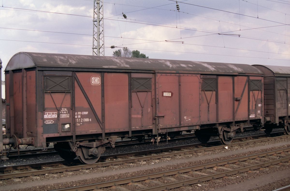 Deutsch Bundesbahn Gterwagen Bauart Gbs 252 mit Nummer 01 RIV-EUROP 80 DB 151 2 088-6 Rheine (Westf.) 04-08-1992. Bild und Scan: Hans van der Sluis.

Deutsch Bundesbahn 2-assige goederenwagen type Gbs 252 met nummer 01 RIV-EUROP 80 DB 151 2 088-6 Rheine, Duitsland 04-08-1992. Scand van negatief.