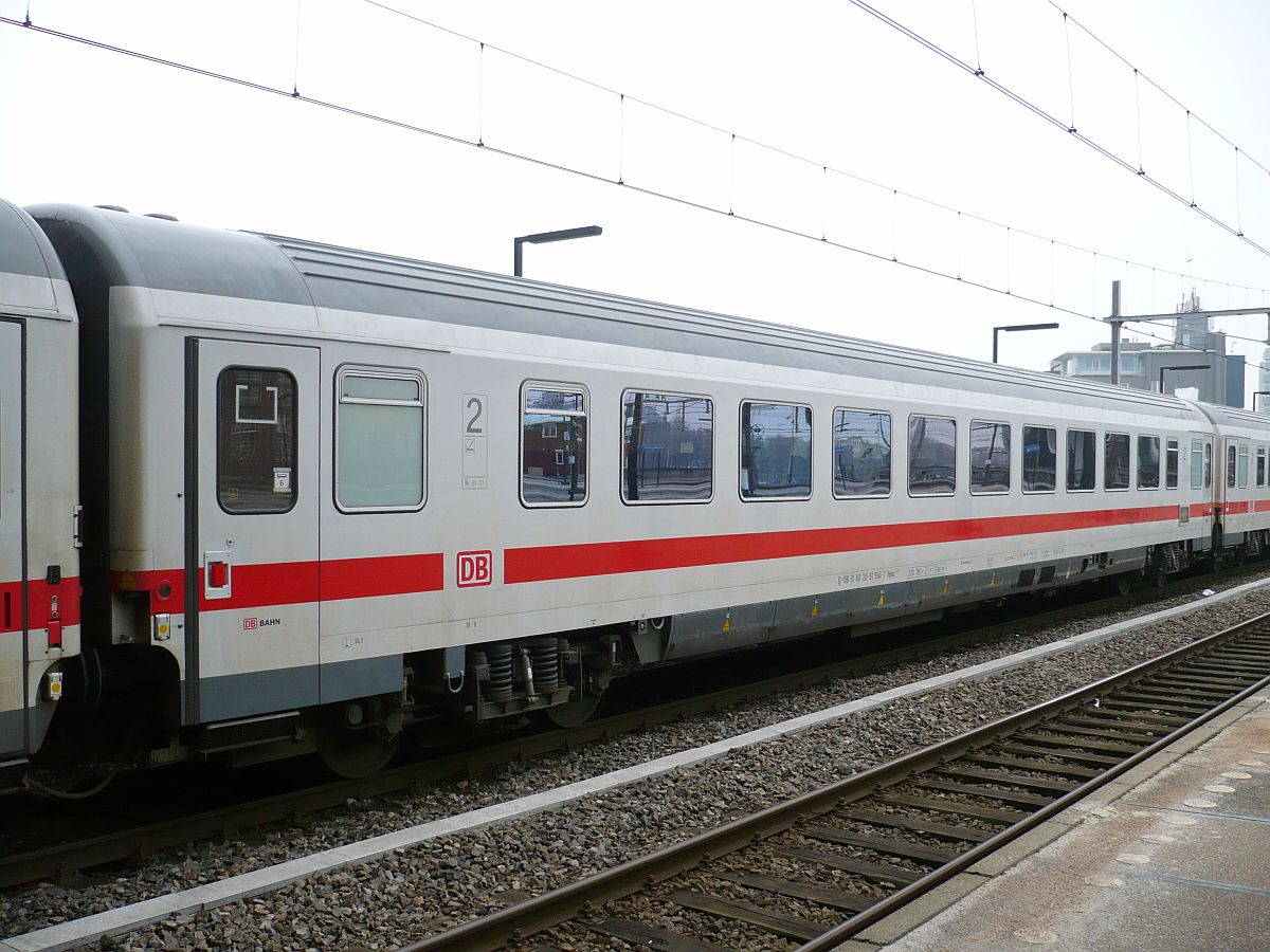 Deutsche Bahn 2. Klasse IC Reisezugwagen Bauart Bpmz 294.5 mit Nummer 61 80 20-91 594-7 in IC 145 nach Berlin. Gleis 10 Amsterdam Centraal Station, Niederlande 11-02-2015.


Deutsche Bahn tweede klasse IC rijtuig type Bpmz 294.5 met nummer 61 80 20-91 594-7 in IC 145 naar Berlijn. Spoor 10 Amsterdam CS 11-02-2015.