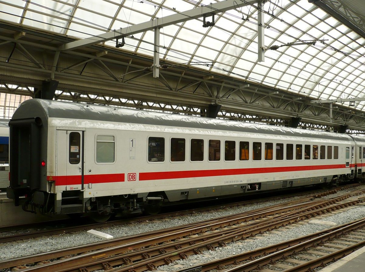 Deutsche Bahn Erste Klasse Intercitywagen Bauart Apmz 125.5 mit Nummer 61 80 18-90 529-8 in IC 145 nach Berlin. Gleis 10 Amsterdam Centraal Station 18-06-2014.

Deutsche Bahn eerste klasse rijtuig type Apmz 125.5 met nummer 61 80 18-90 529-8 in trein IC 145 naar Berlijn op spoor 10 Amsterdam Centraal Station 18-06-2014.