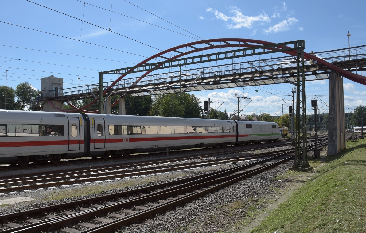 Deutschlands schnellster Klimaschützer zum Fahrgastinformationssystemtest auf Abwegen. Der hintere Triebkopf 401 555-8 vom ICE 1 Rosenheim unter der Bodenseewelle in Konstanz. August 2020.