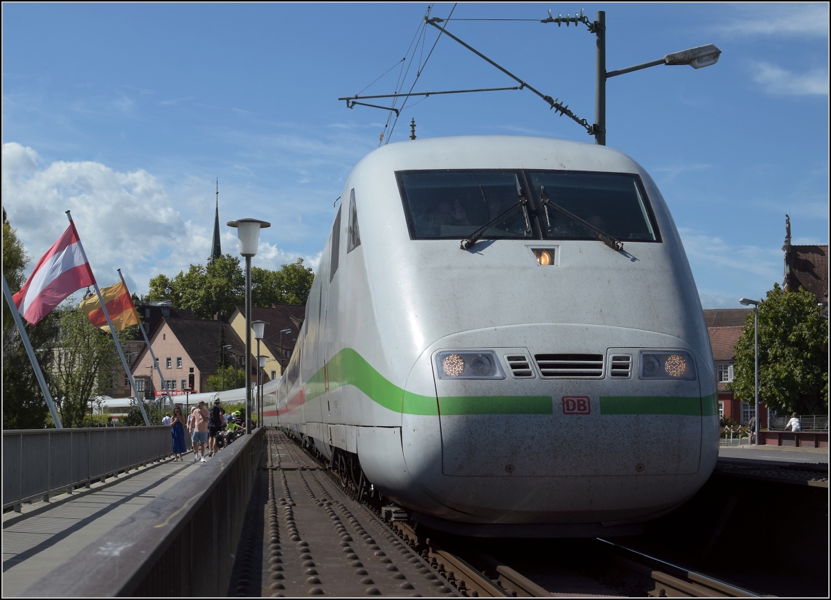 Deutschlands schnellster Klimaschützer zum Fahrgastinformationssystemtest auf Abwegen. Der vordere Triebkopf 401 055-7 vom ICE 1 Rosenheim auf der Rheinbrücke in Konstanz. August 2020.

Einen ganz herzlichen Gruß von hier an die netten Mitarbeiter im Zug.